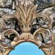 Miroir en bois doré sculpté .