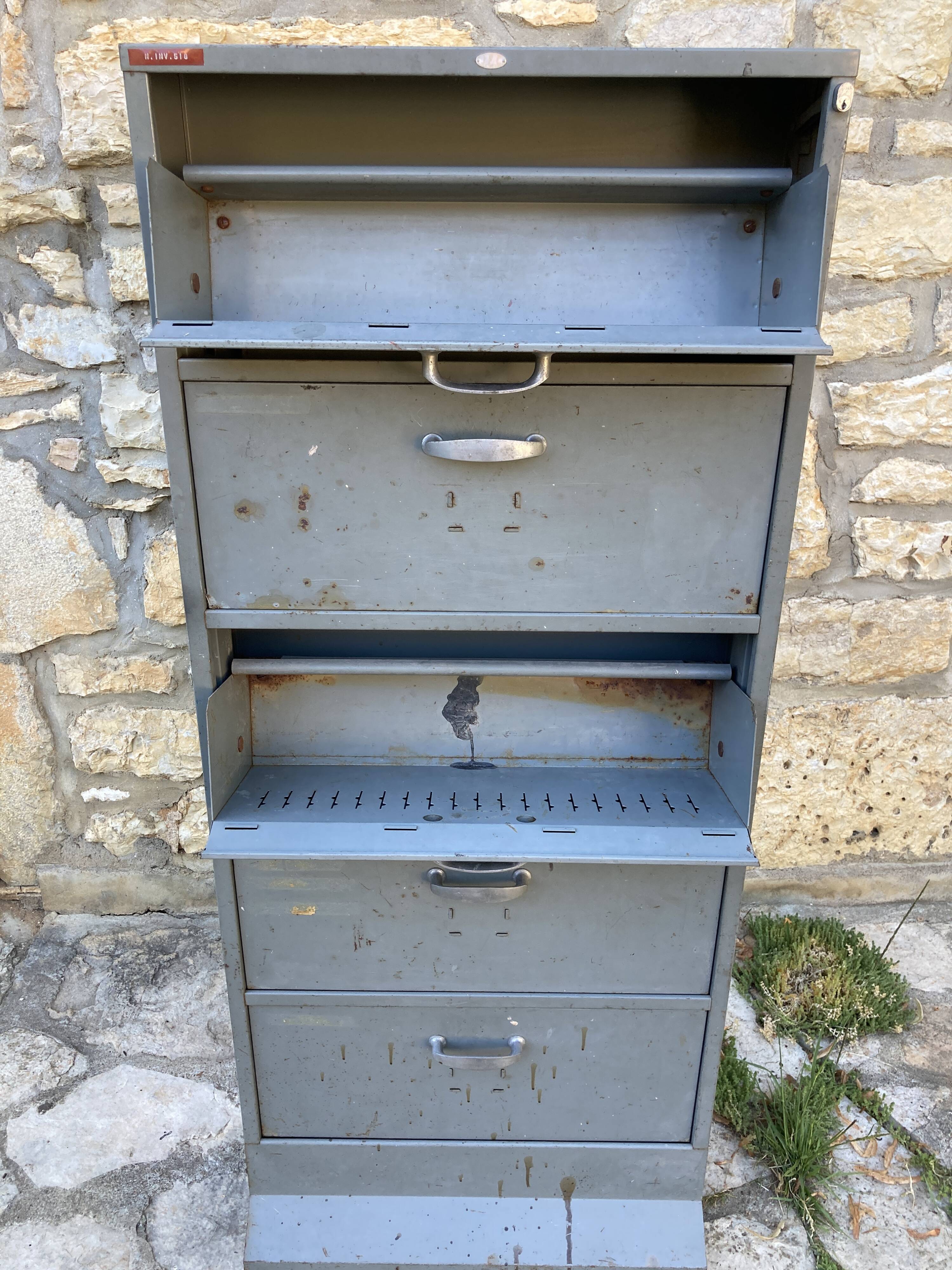 Metal workshop furniture with valves