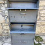 Metal workshop furniture with valves