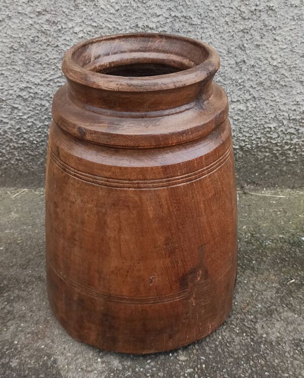 Grand pot ancien en bois