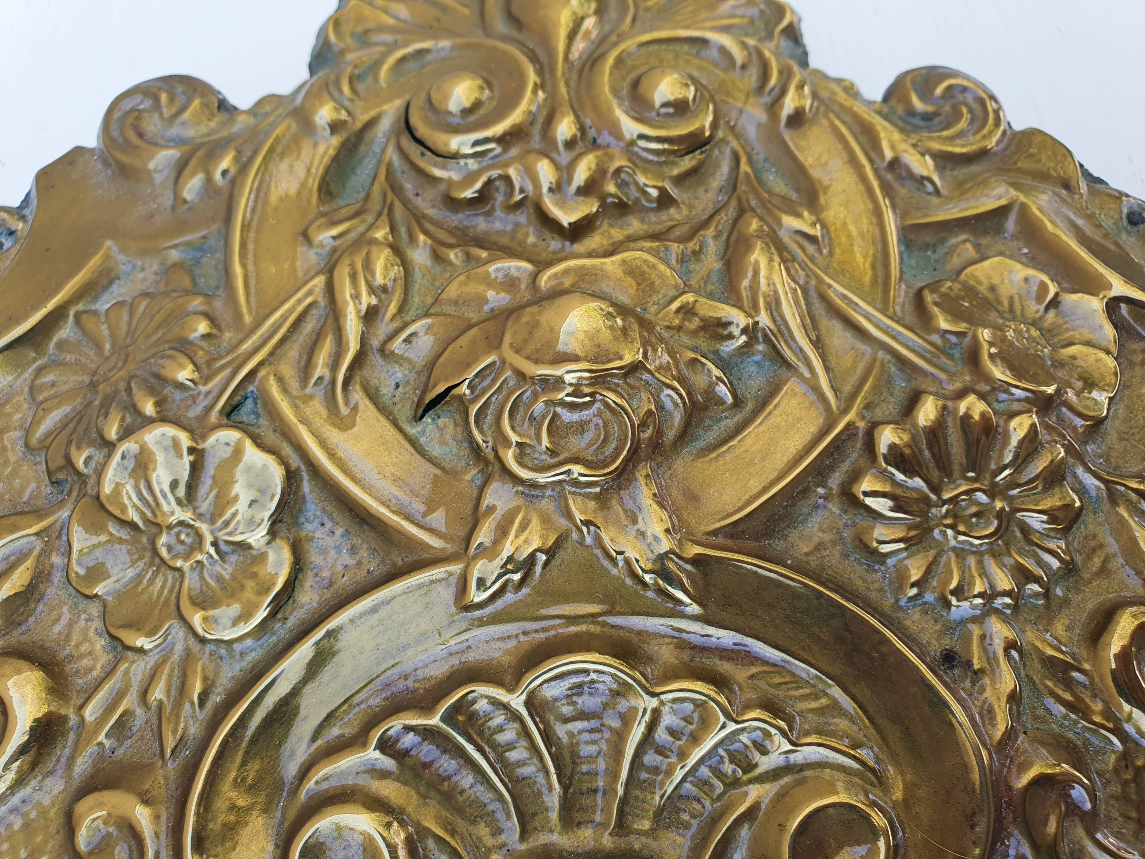 Miroir à parecloses en bois doré et métal repoussé