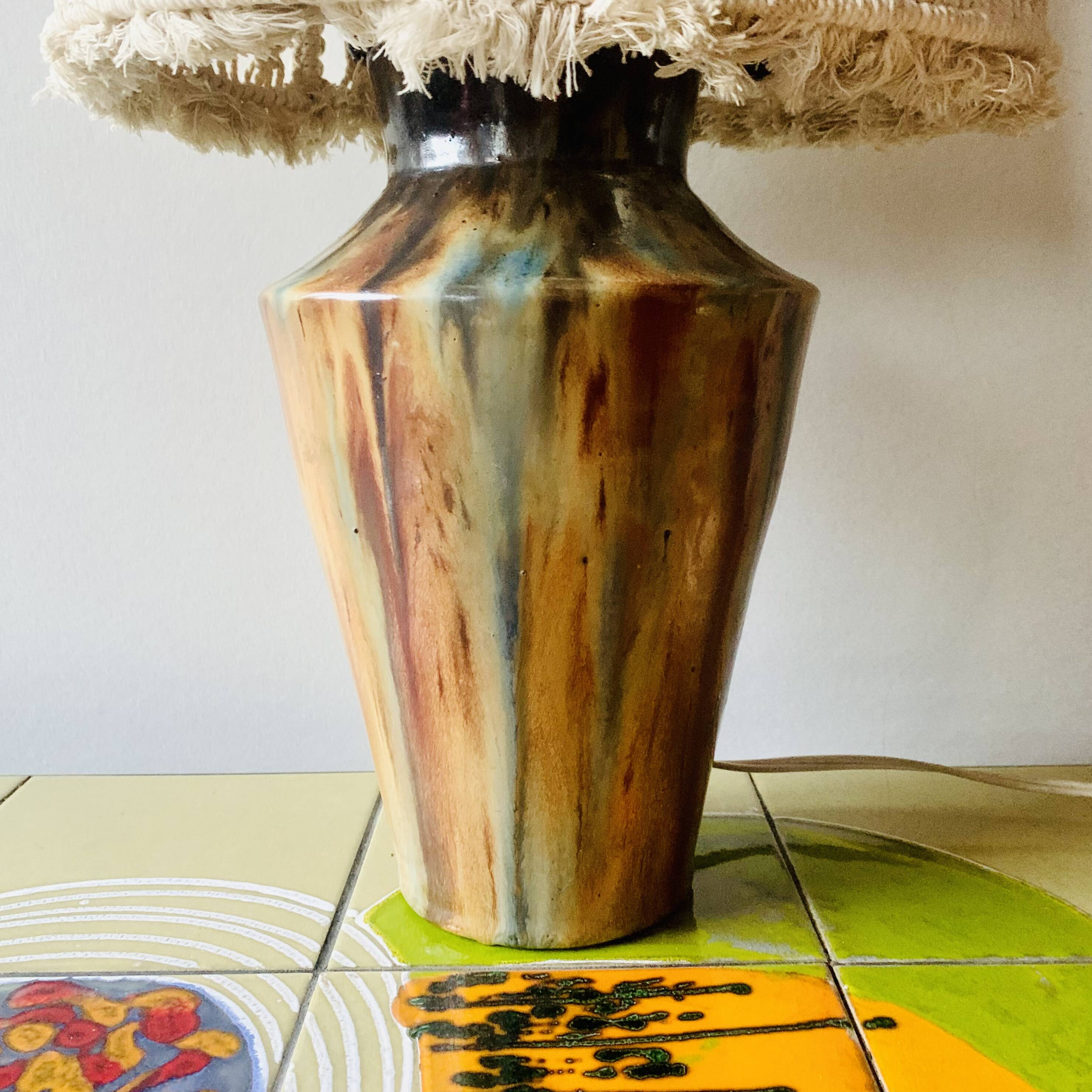 Lampe vintage à poser en grès vernissé avec abat-jour en macramé
