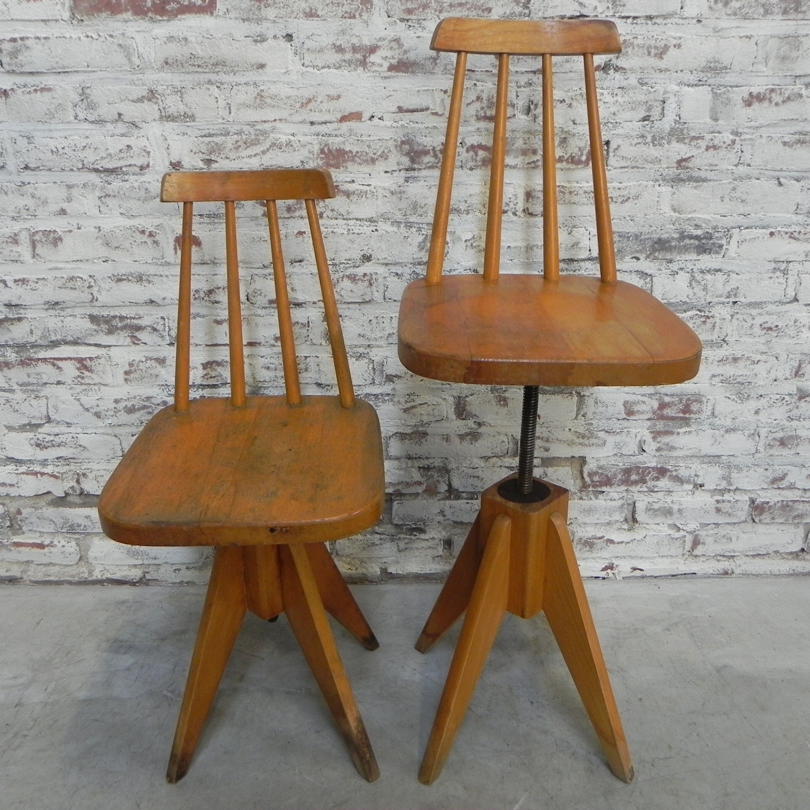 2 chaises en bois studio