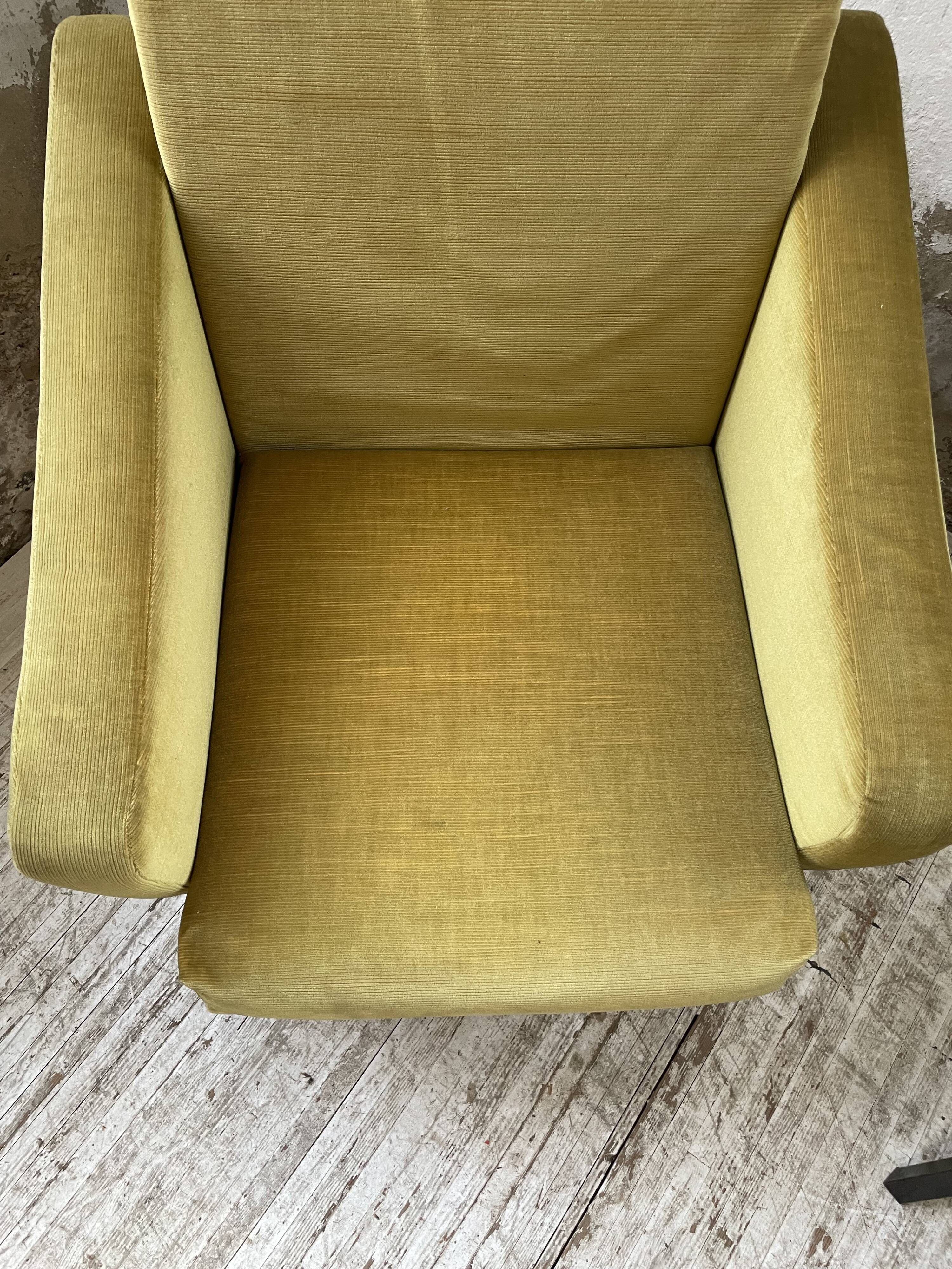 Paire de chauffeuses fauteuils vintage velours jaune