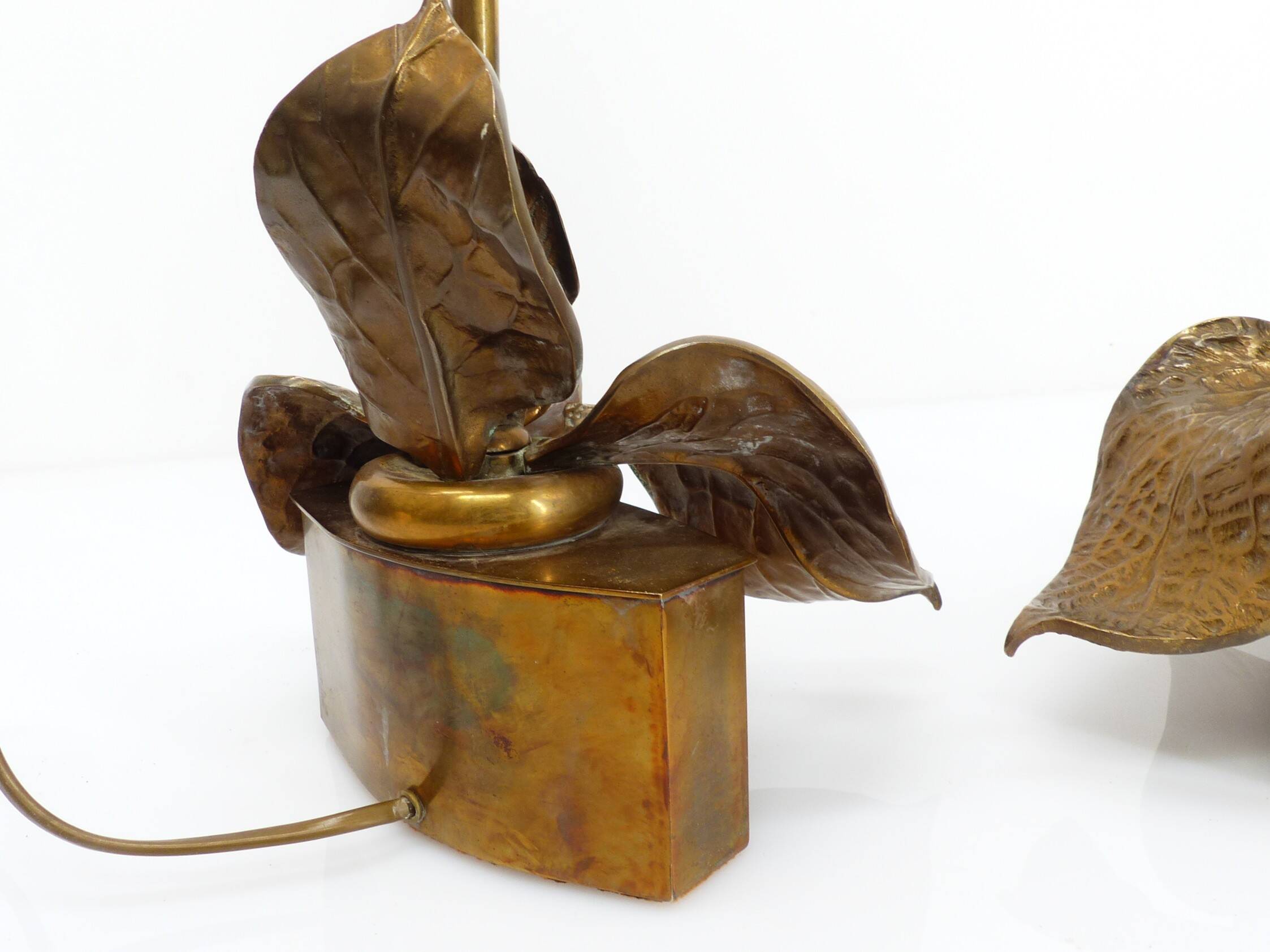 Paire de lampes florales en laiton martelé, travail français brutaliste