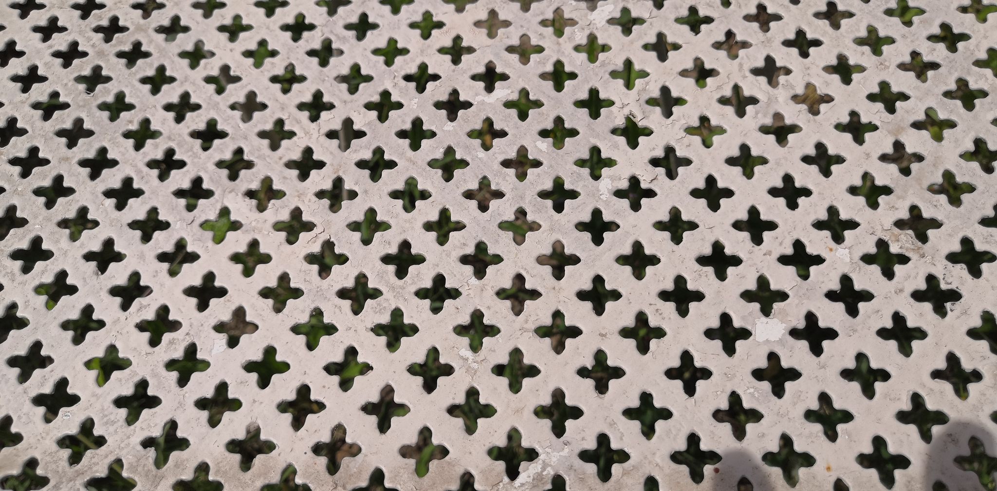 Chaises métal perforé trèfle dossier haut années 50 Set de 2