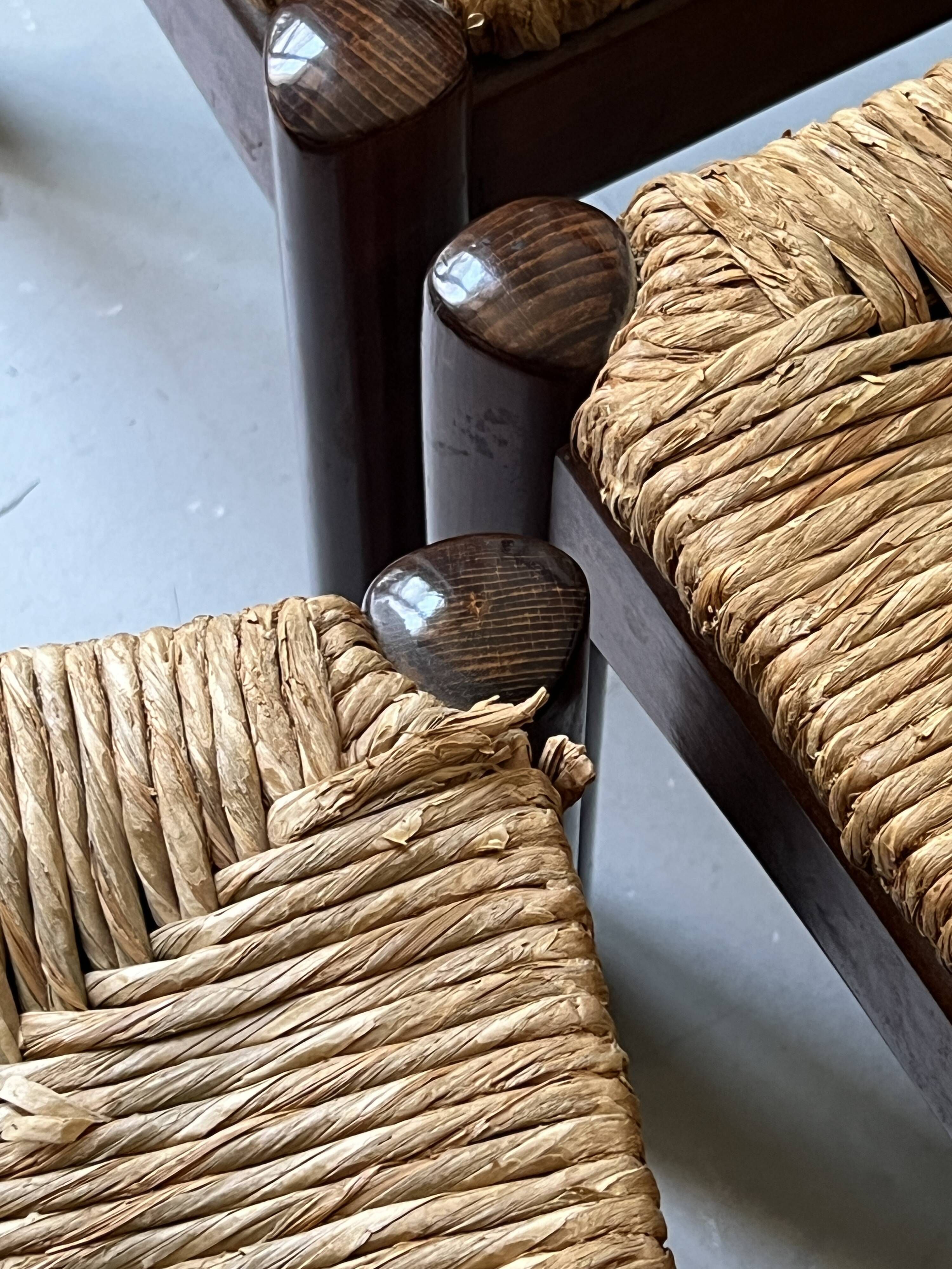 Lot of 4 modernist chairs in solid wood, leather and straw, Italy 1970.