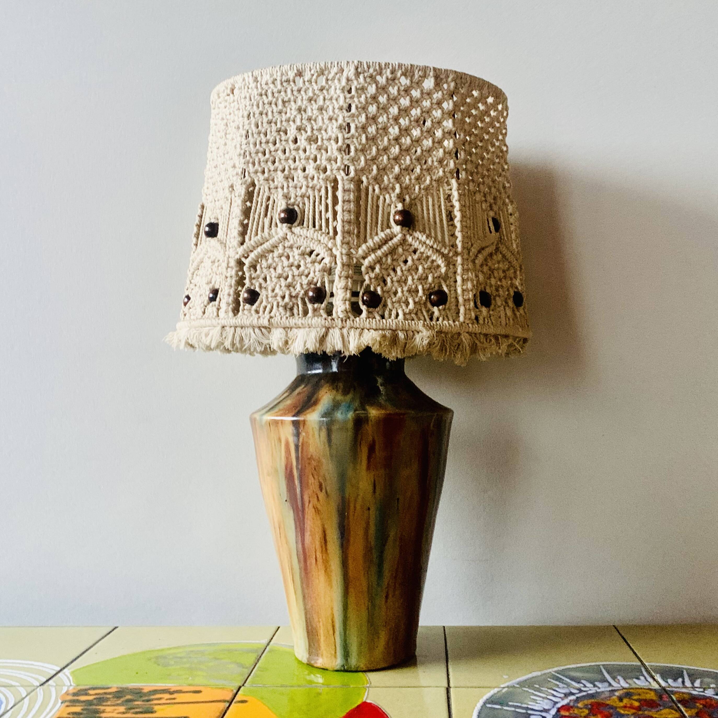 Lampe vintage à poser en grès vernissé avec abat-jour en macramé