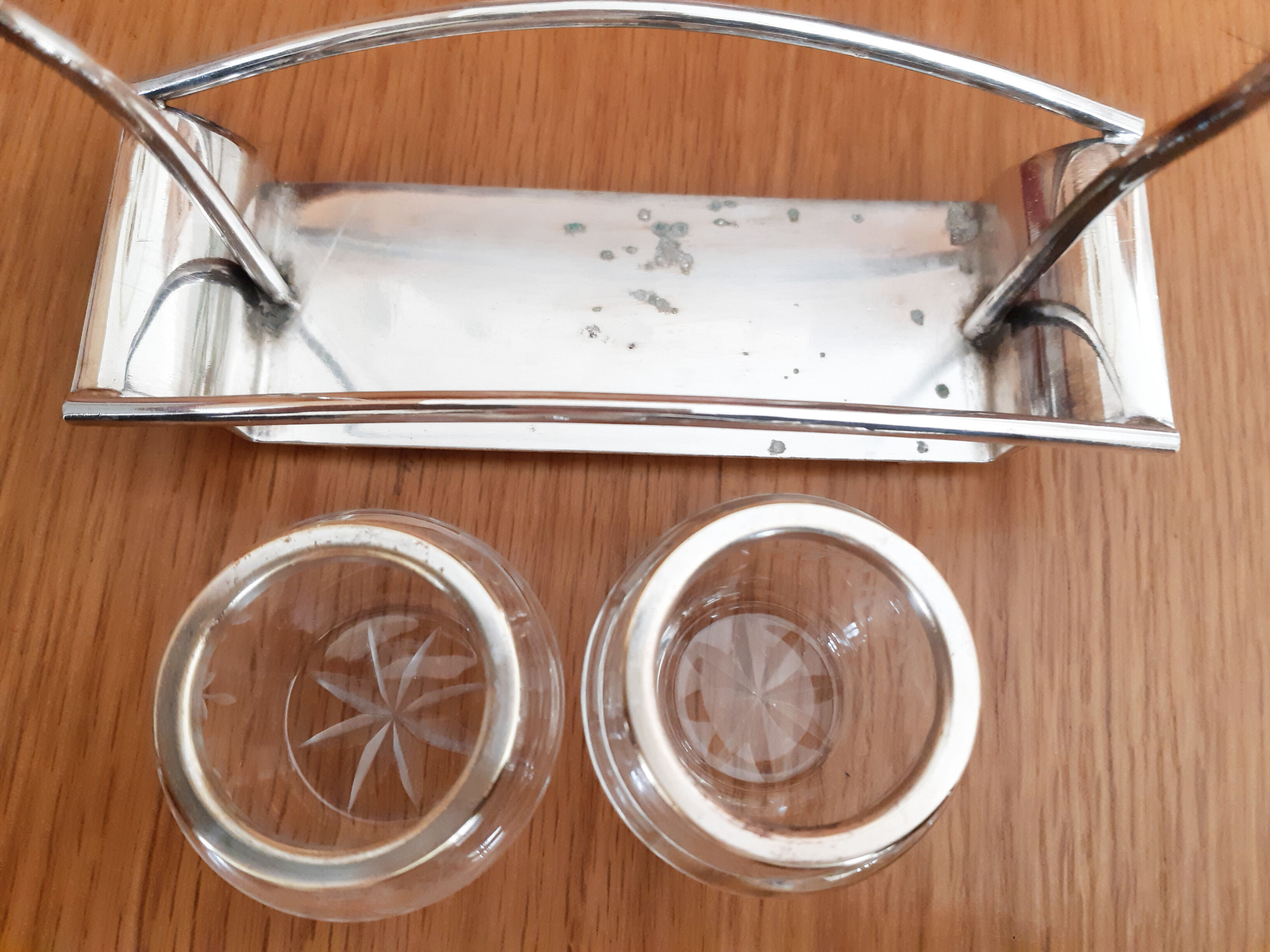 Salt and pepper shaker in chiseled glass and silver metal; Ancient French