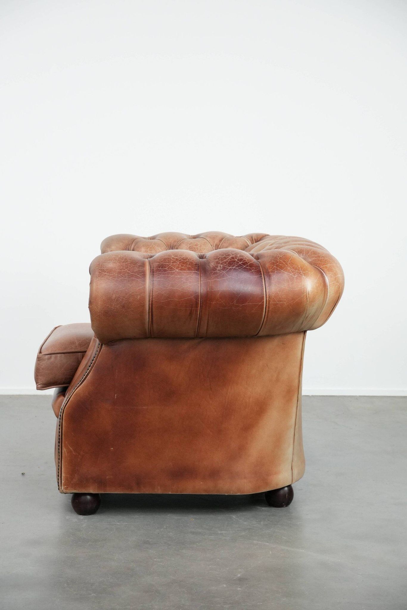 Chesterfield armchair in English style made of cowhide leather