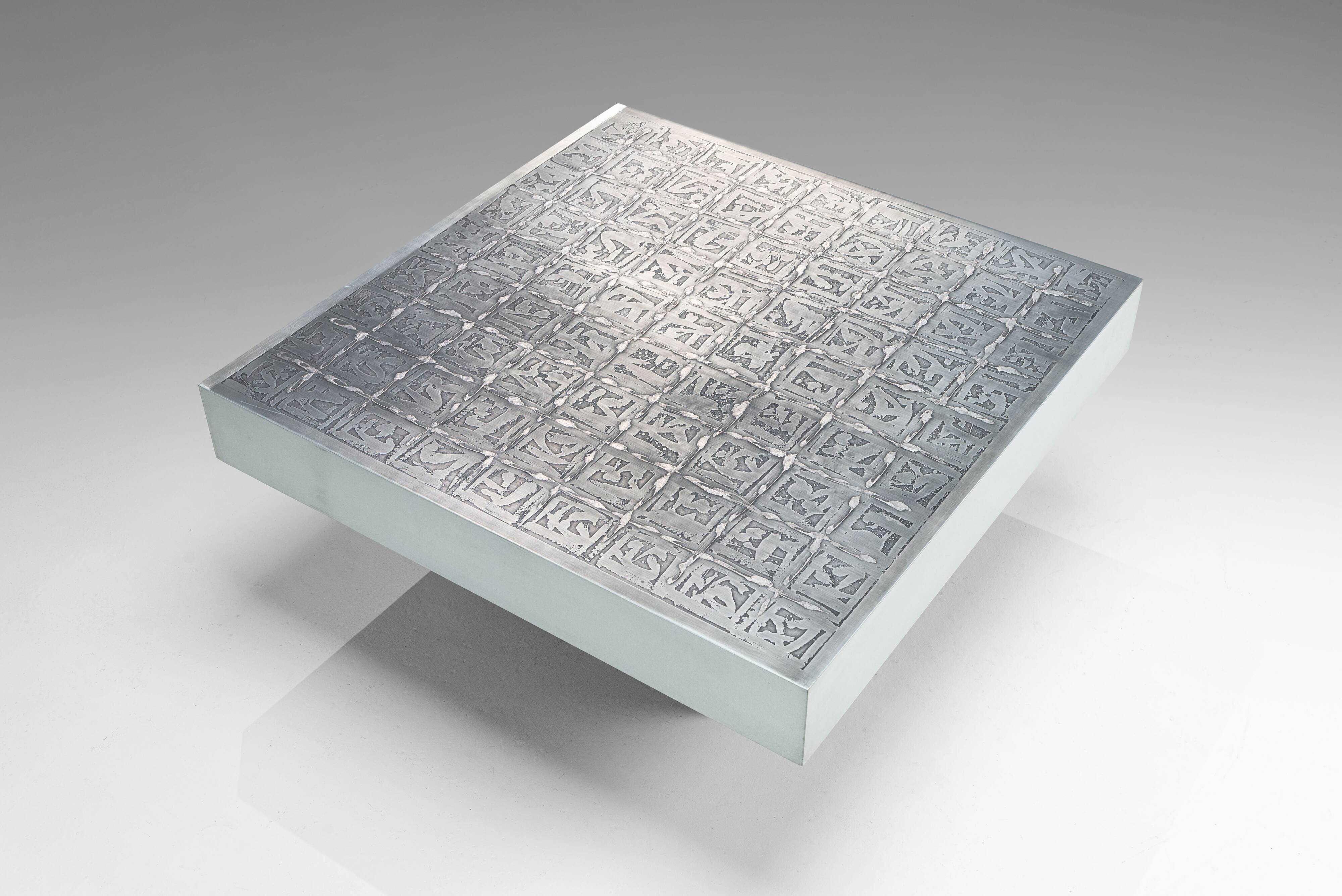 Table basse gravée par Bernhard Rohne
