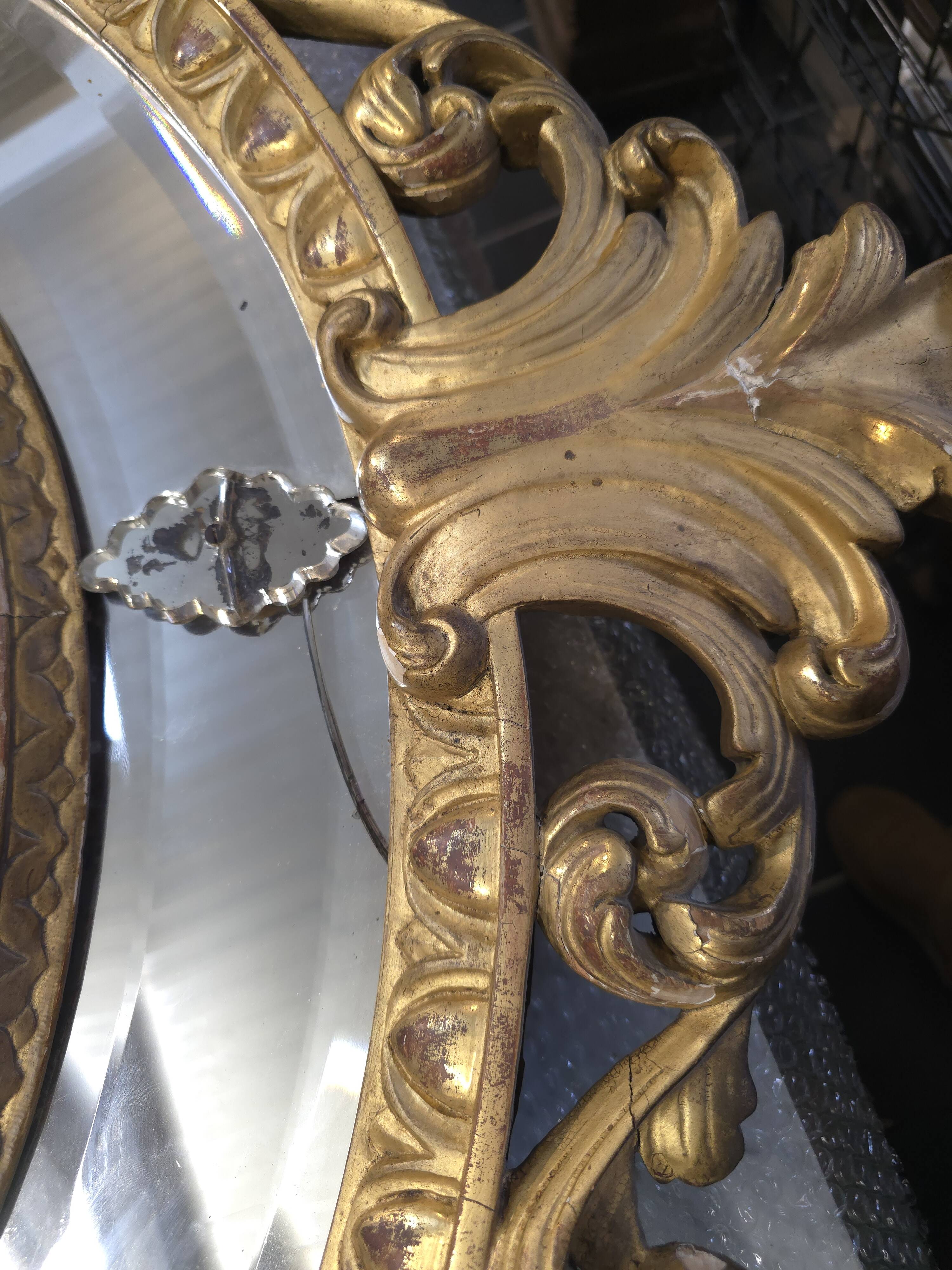 Oval mirror in gilded wood