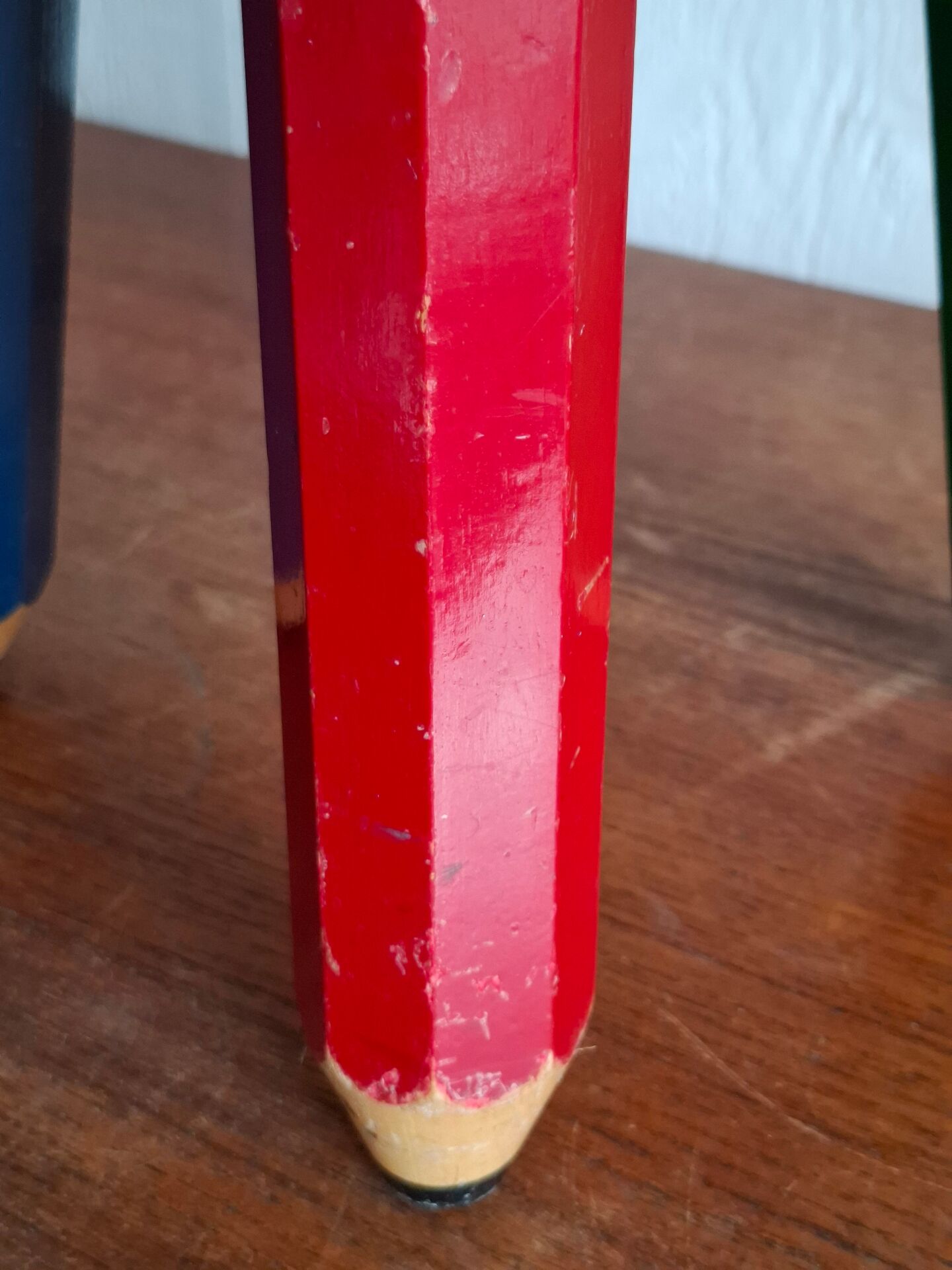 Tabouret crayon Memphis