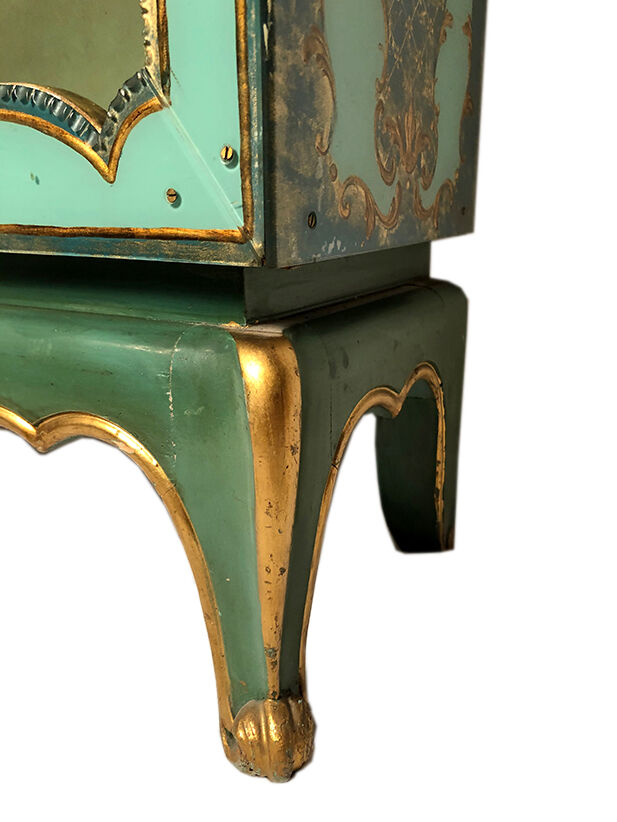 Venetian-style wooden lace-up with bouquets of flowers