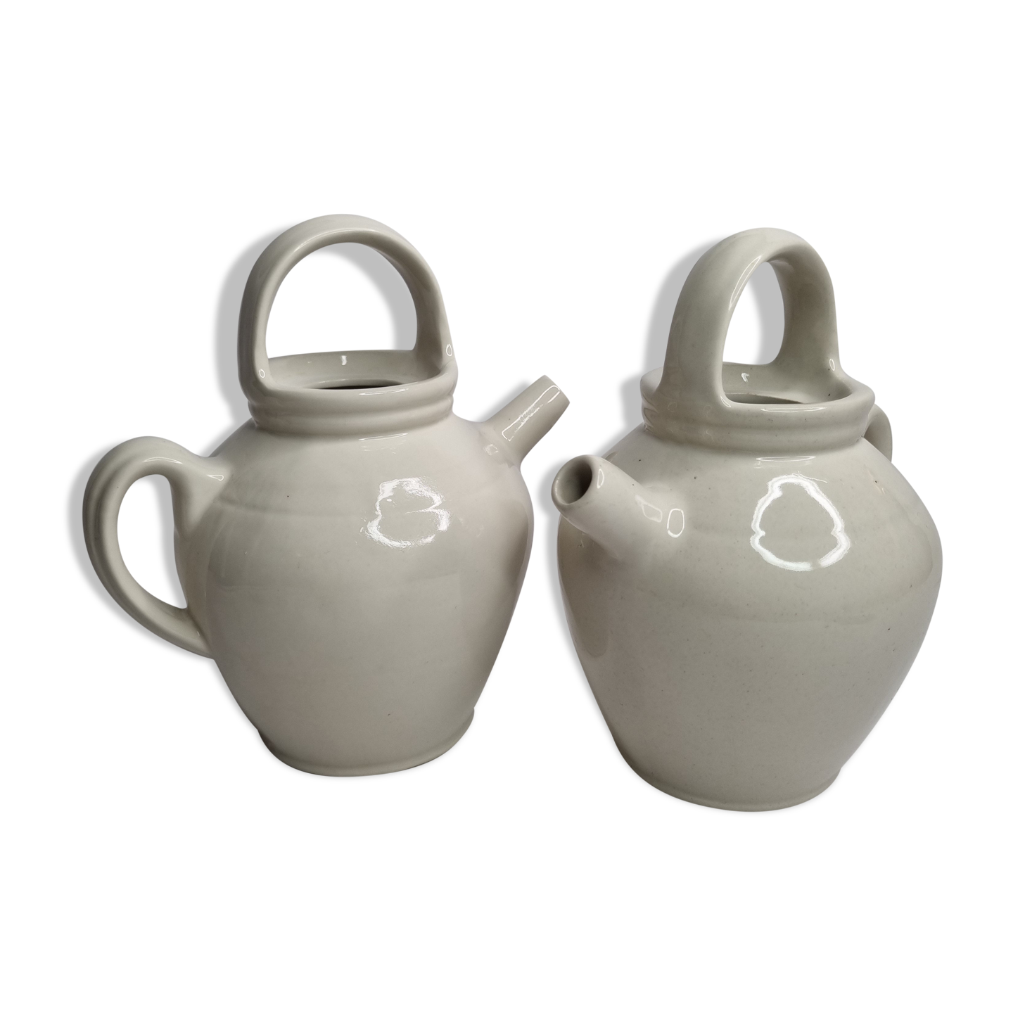 Paire de pichets en grès émaillé blancs, Digoin, 21 cm
