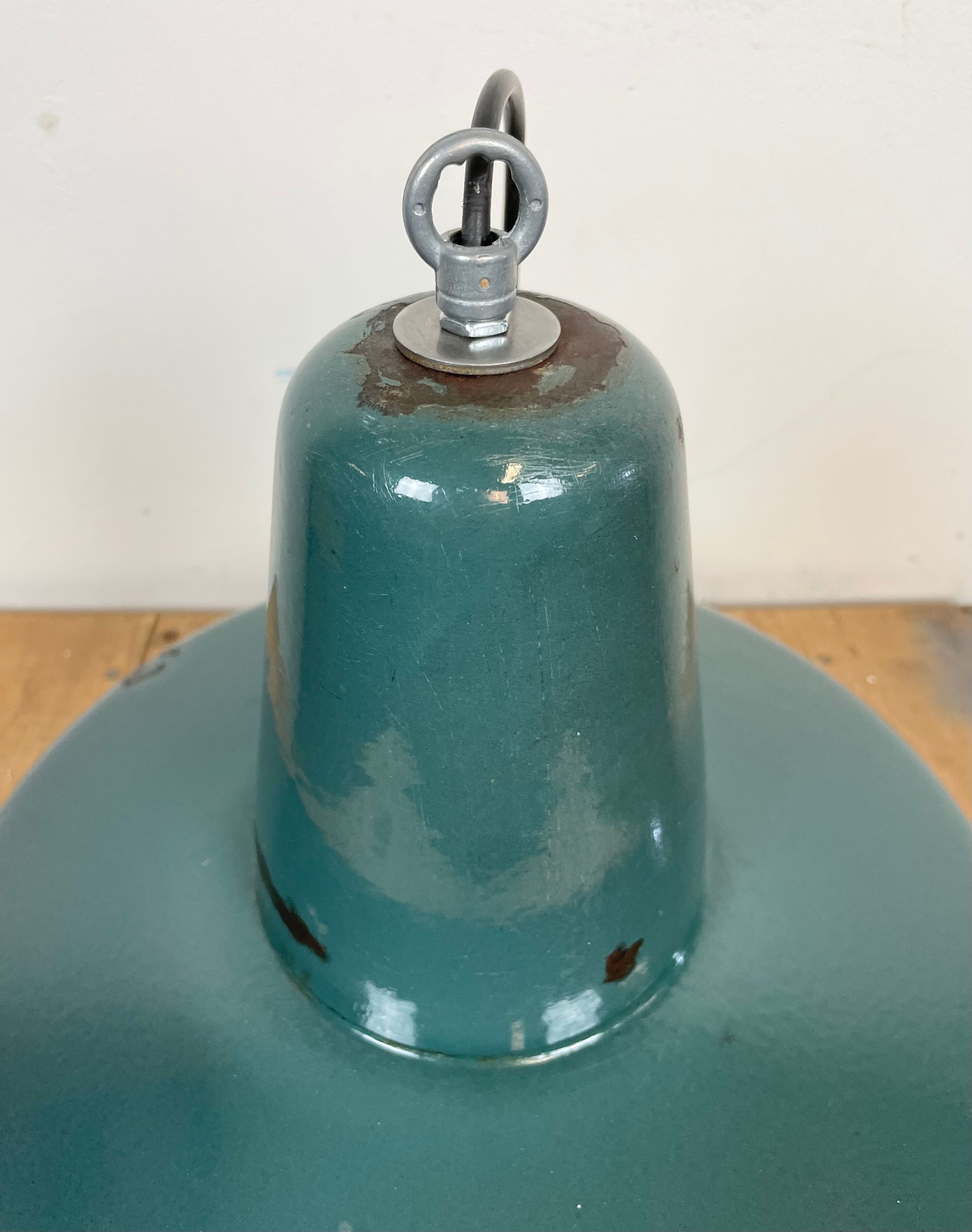 Lampe d'usine industrielle en émail vert, années 1960