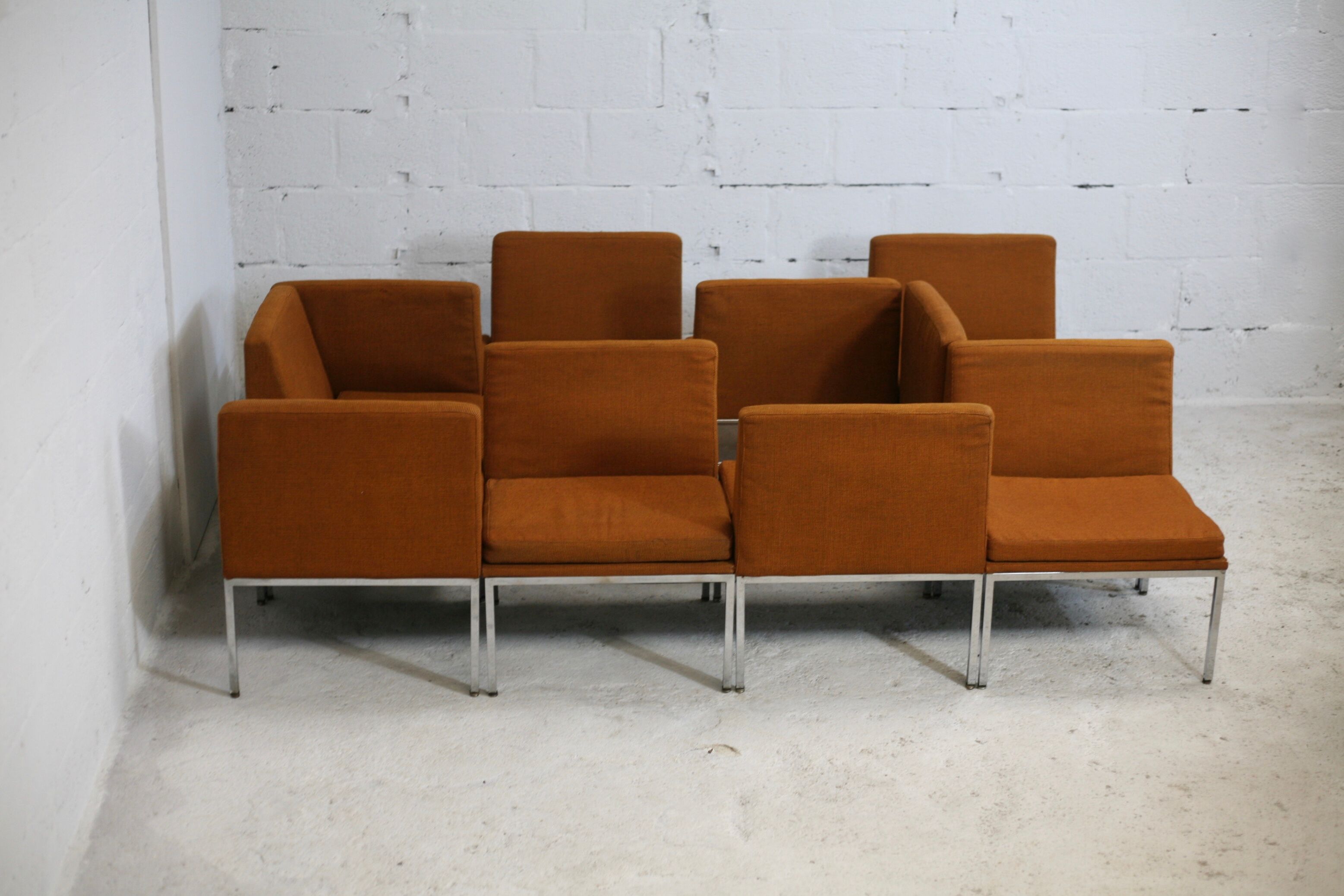 Ensemble de 10 chauffeuses de Louis Baillon, édition Planforms formant canapé modulable, circa 1950