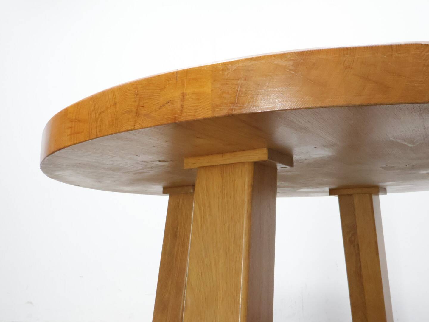 Brutalist eettafel massief eiken rond model