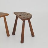 2 tabourets tripodes demi-lune en bois massif vintage Circa 1950