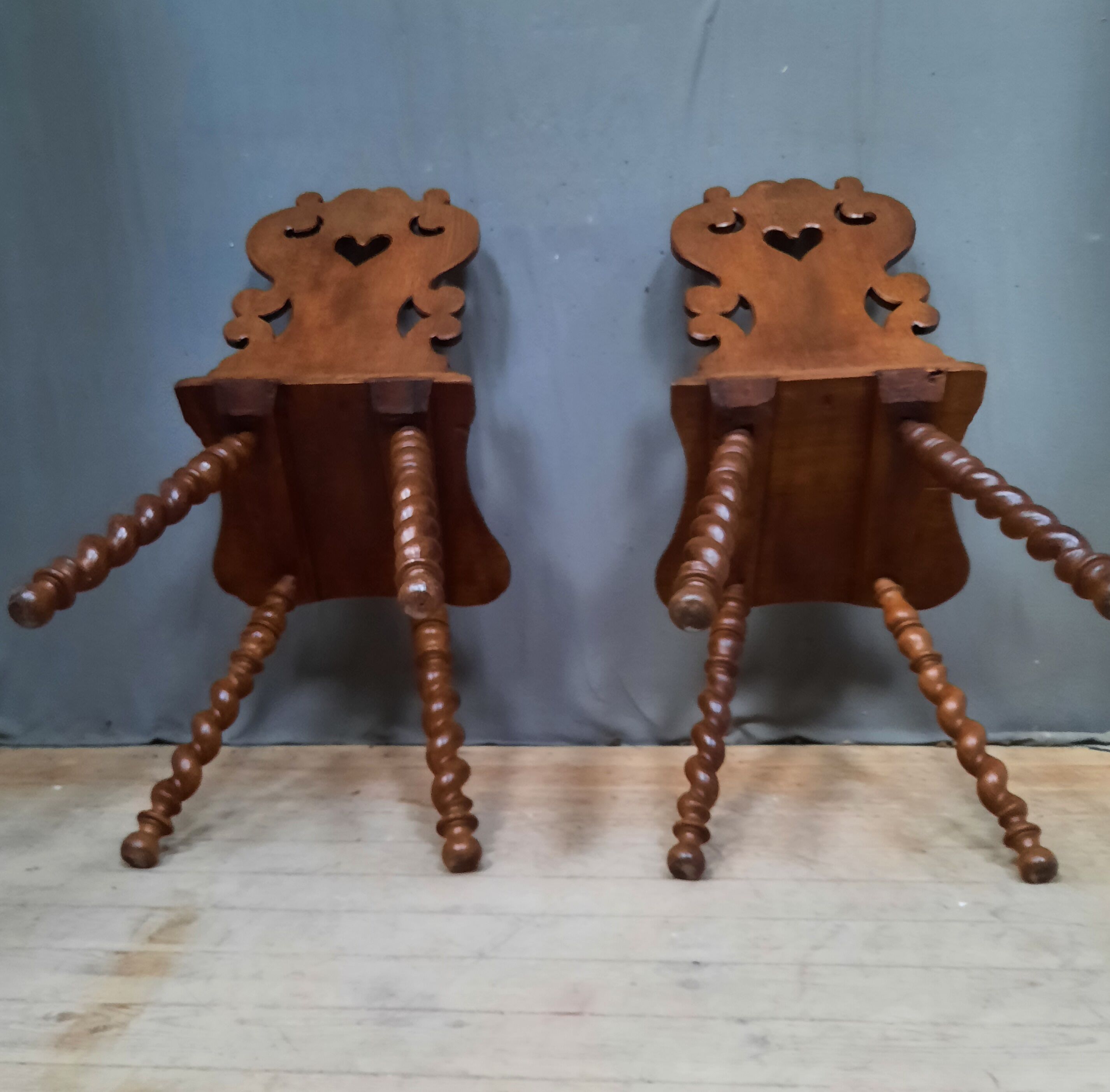 Pair of escabelle chair