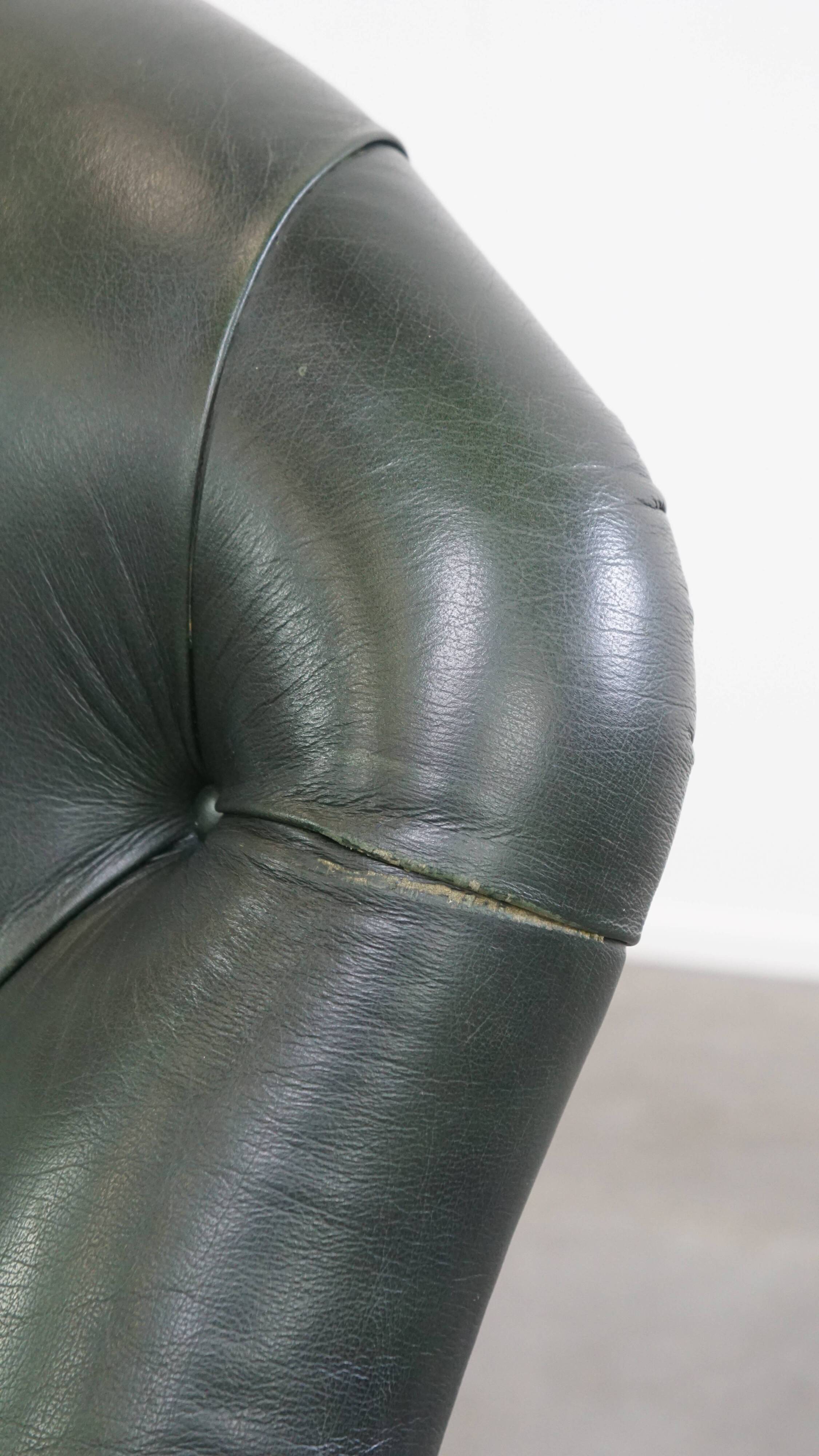 Fauteuil Chesterfield en cuir de vachette vert de style anglais