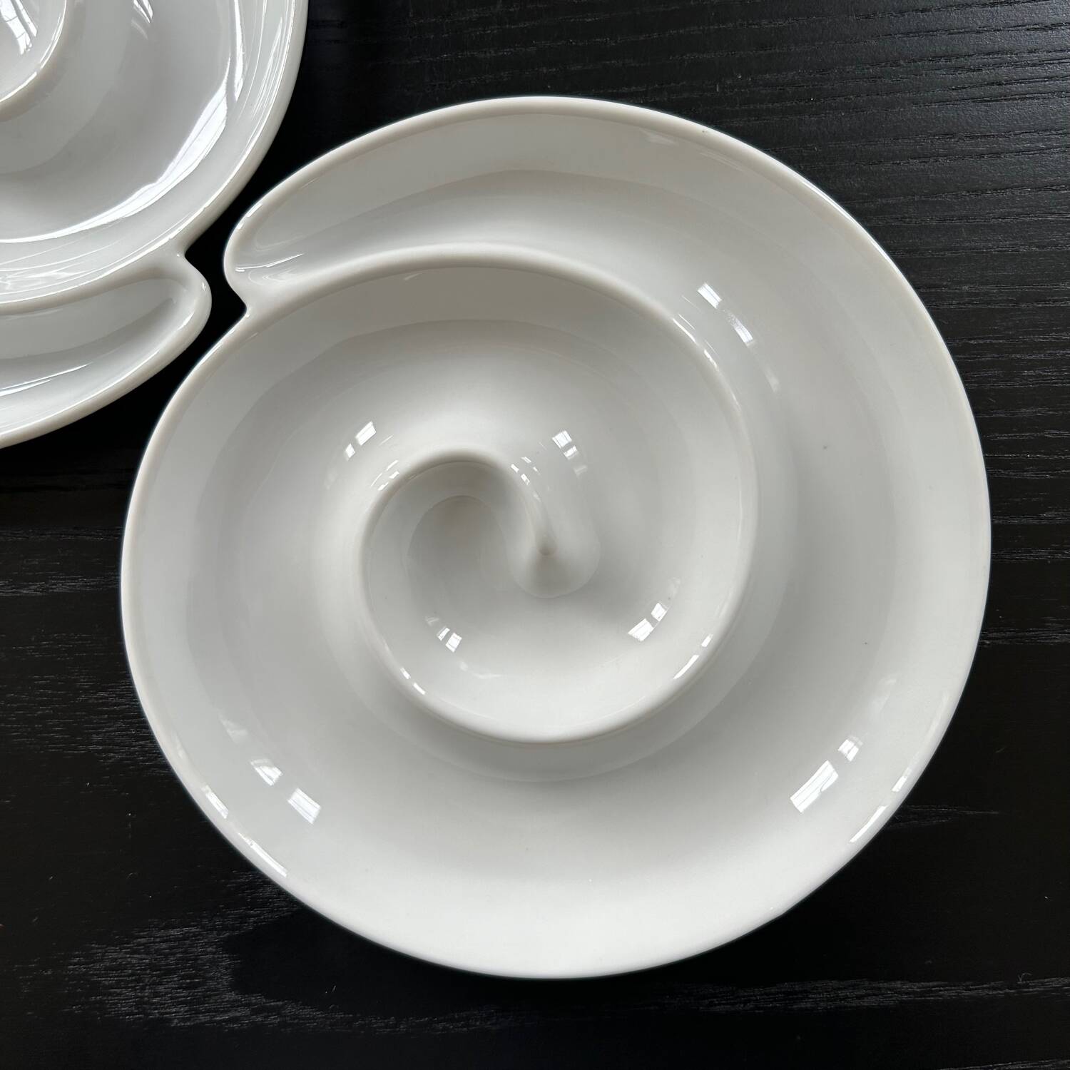 Duo of spiral dishes