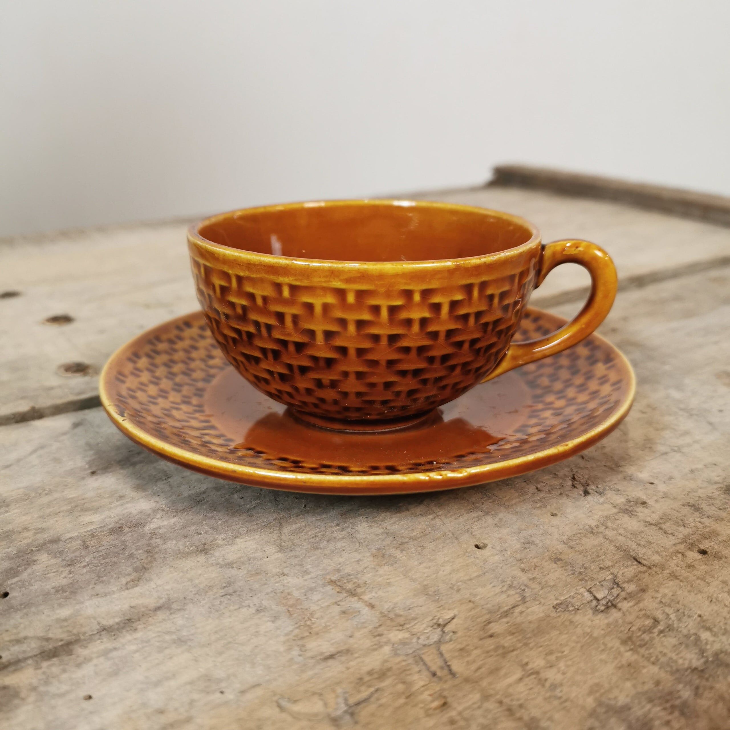 Set of 8 cups accompanied by their saucers