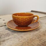 Set of 8 cups accompanied by their saucers