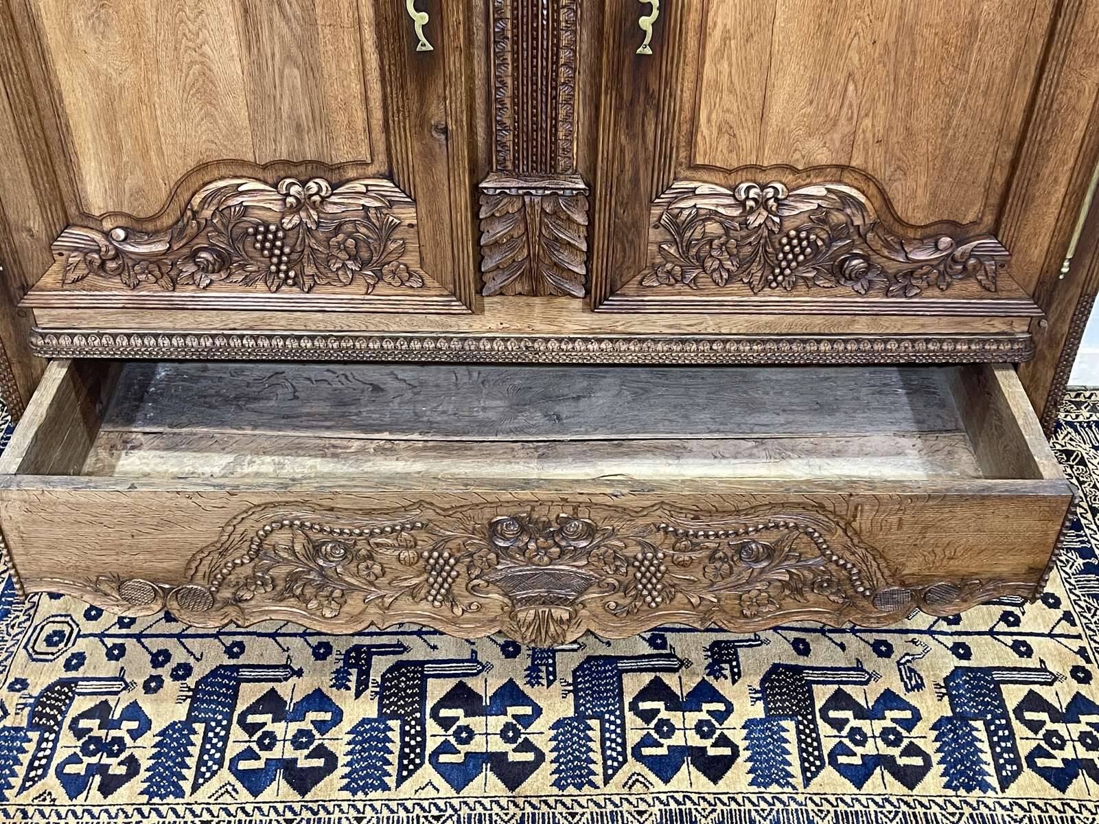 Armoire de mariage Normande sculptée en chêne clair du 19ème siècle