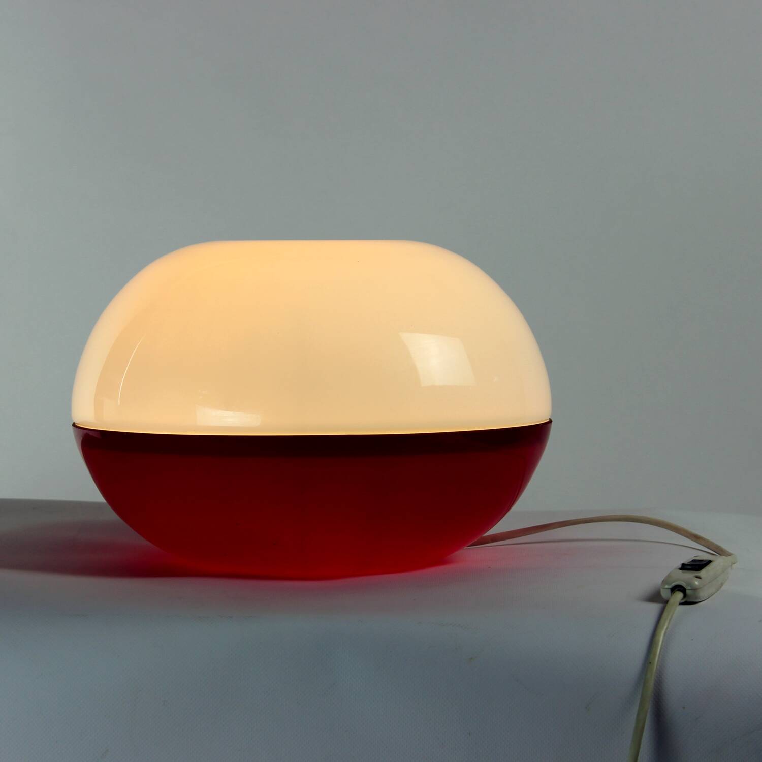 Grande lampe de table en verre opalin, Tchécoslovaquie, années 1960