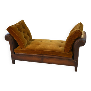 banquette en cuir clouté,