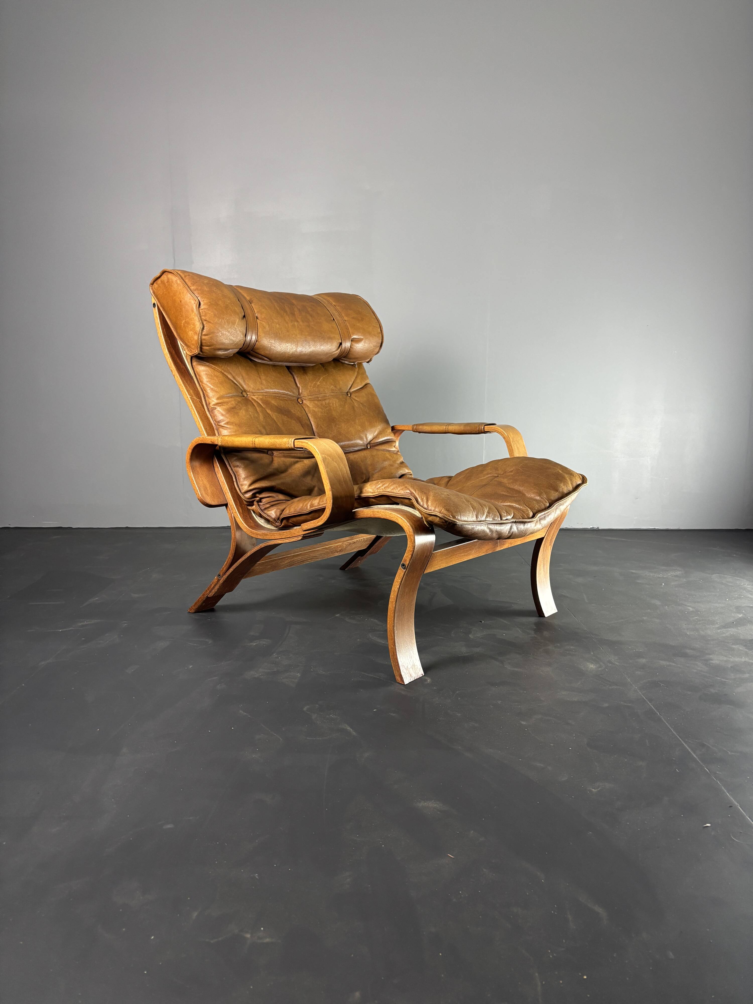 Fauteuil de salon suédois en cuir et bois courbé par Jan Bengstsson, années 1970