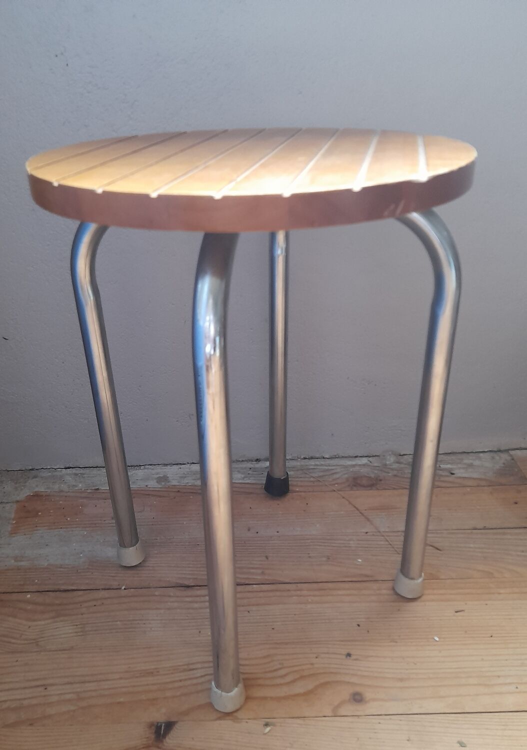 Tabouret 4 pieds tubulaire  assise bois strié, vintage