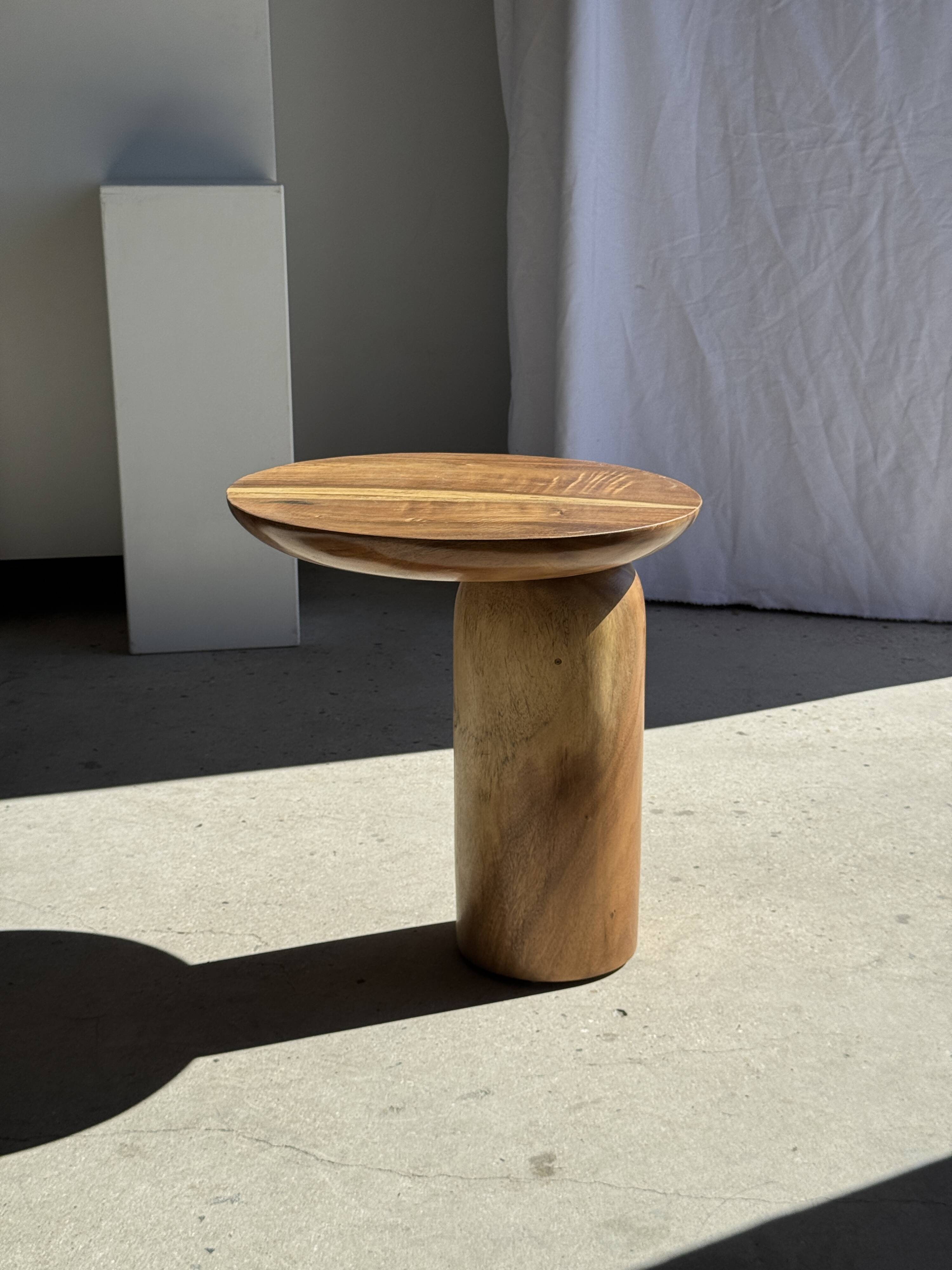 Side table in solid suar with a circular top, column base H51.5 D50.