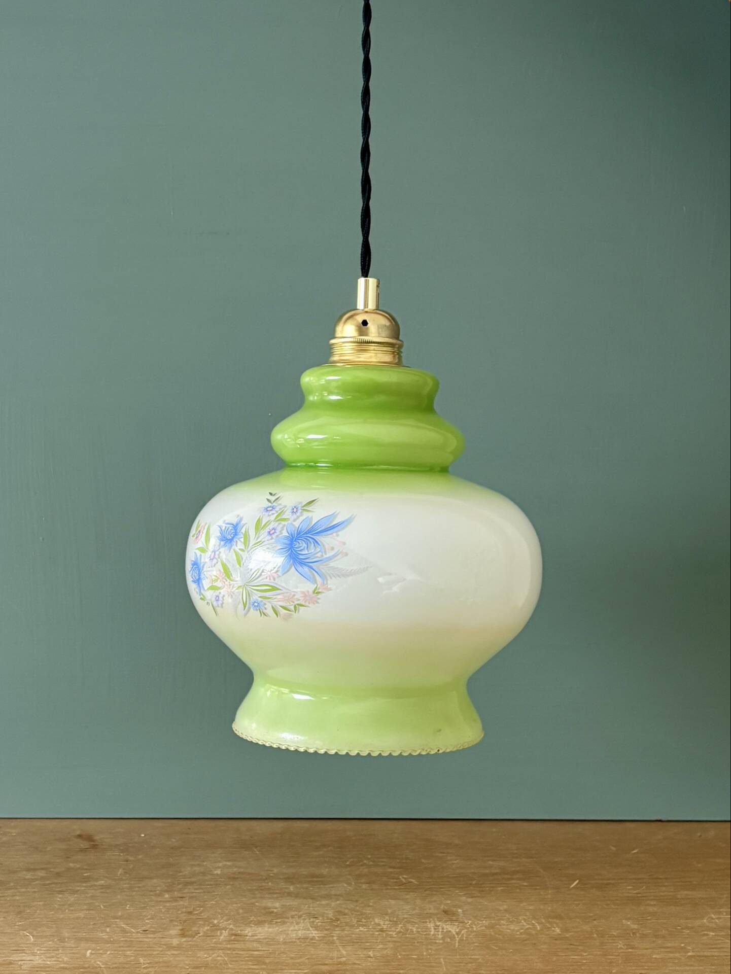 Suspension globe vintage en opaline blanche et verte