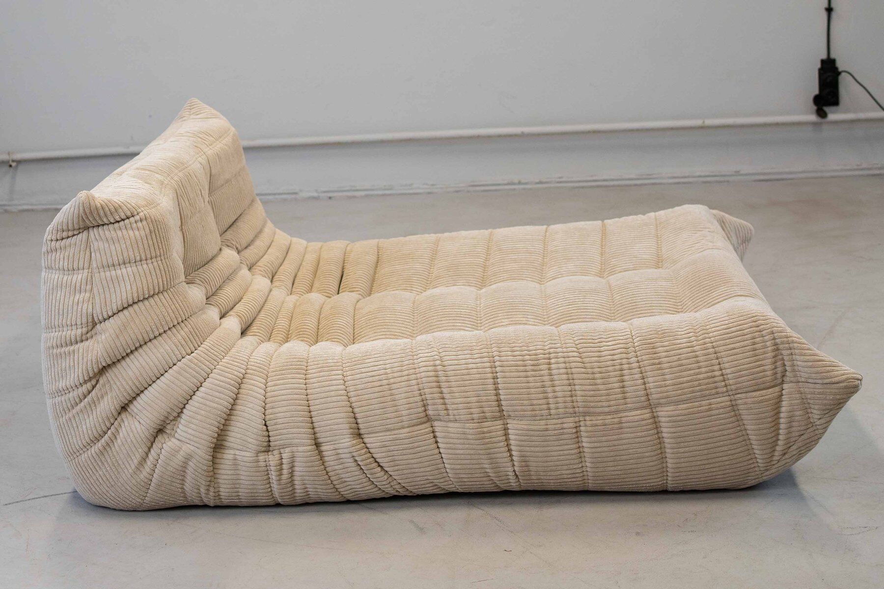 Togo chaise lounge in white corduroy fabric attributed to Michel Ducaroy for Ligne Roset, 1974