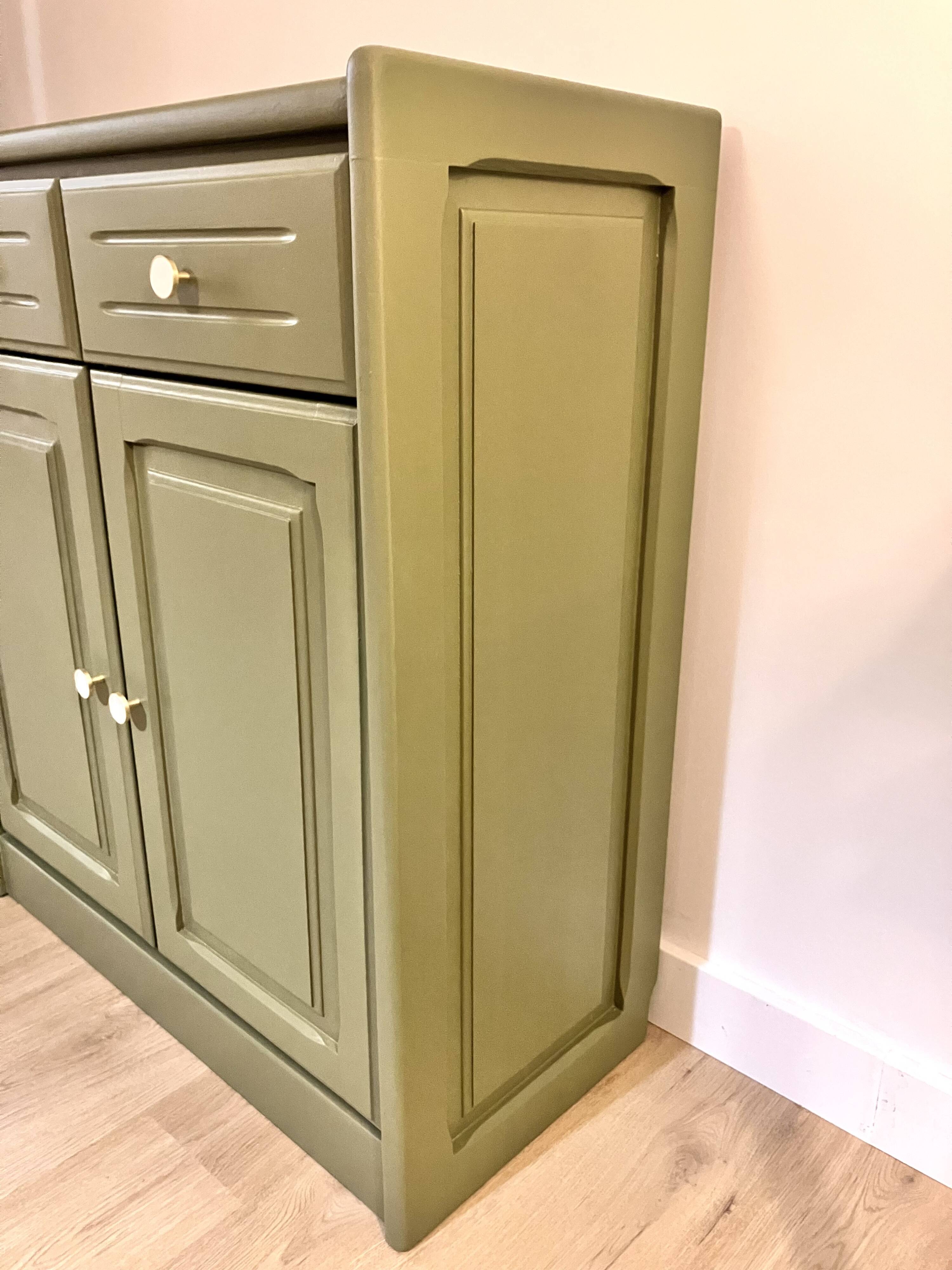 Wooden chest of drawers