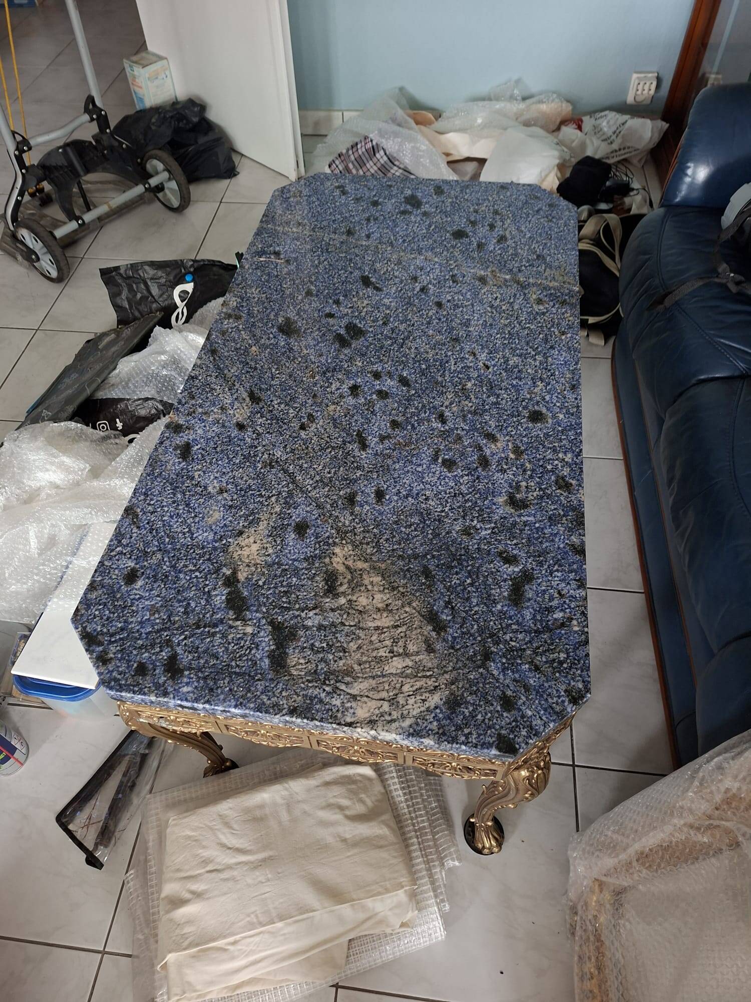 Louis XV coffee table in gilded bronze with a blue marble top (105x55 cm)