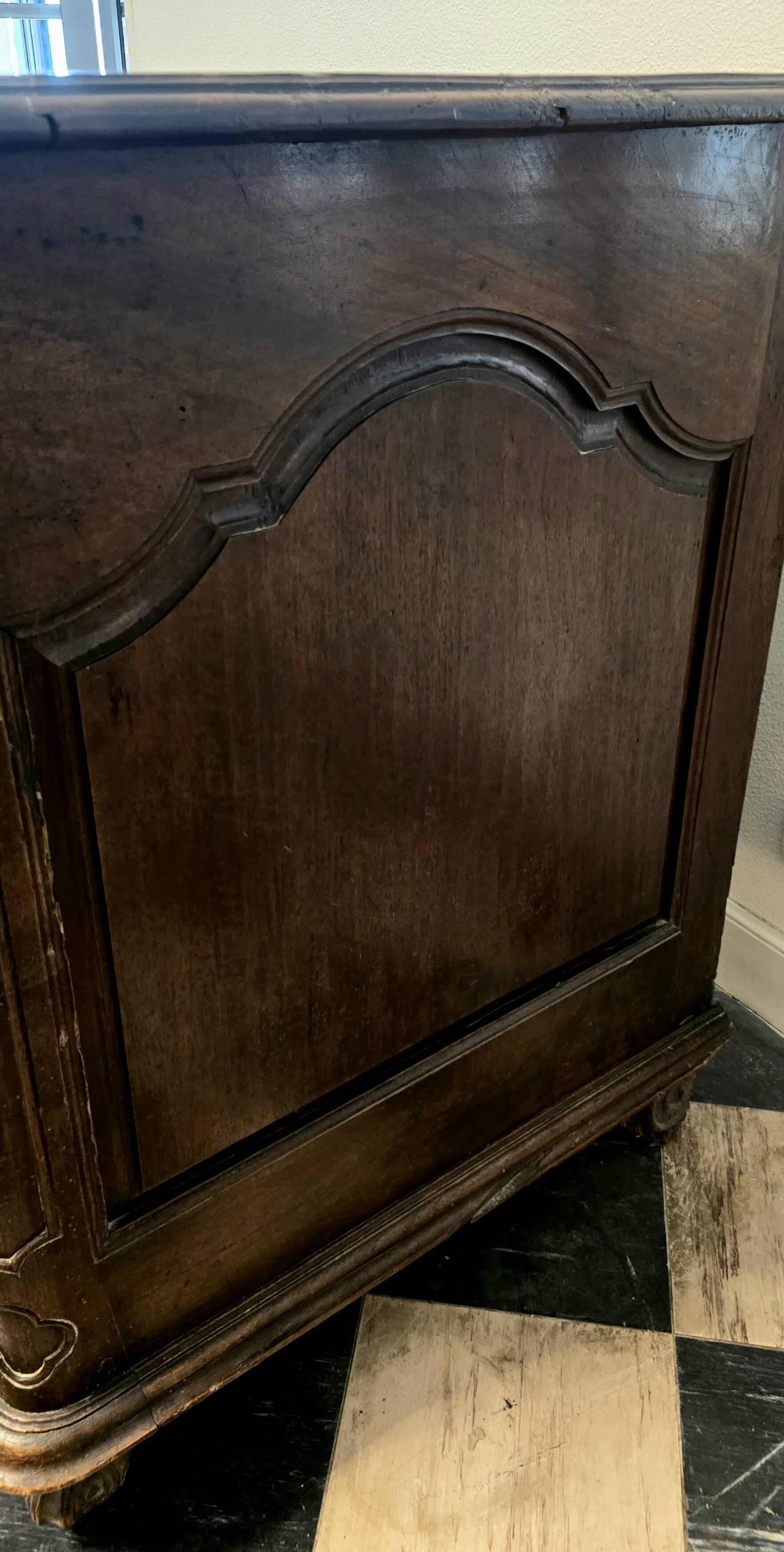 Crossbow chest of drawers in solid walnut, Louis XIV period – early 18th century