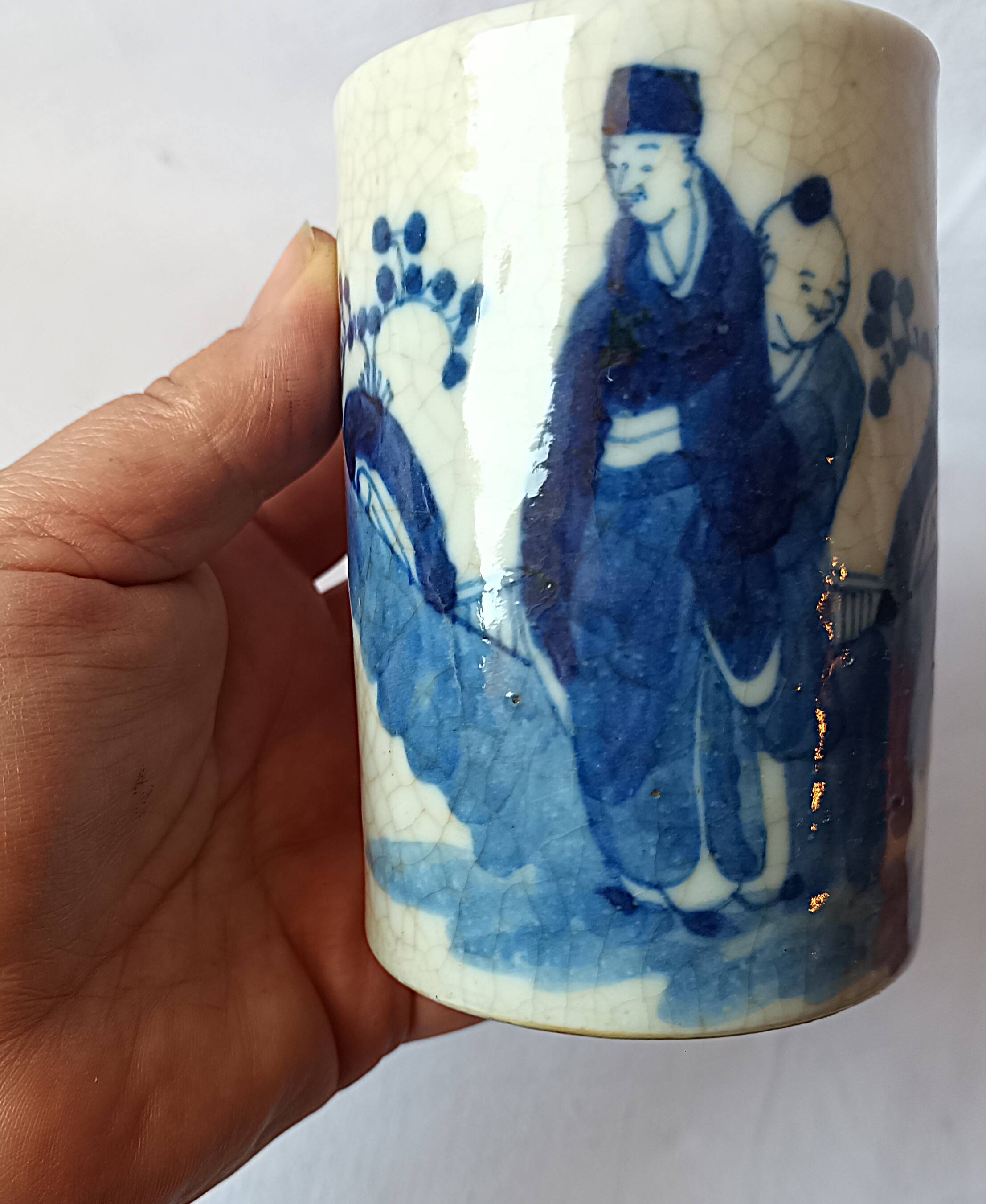 Antique cylindrical Bitong vase, cracked blue and white ceramic, China, late 19th century.