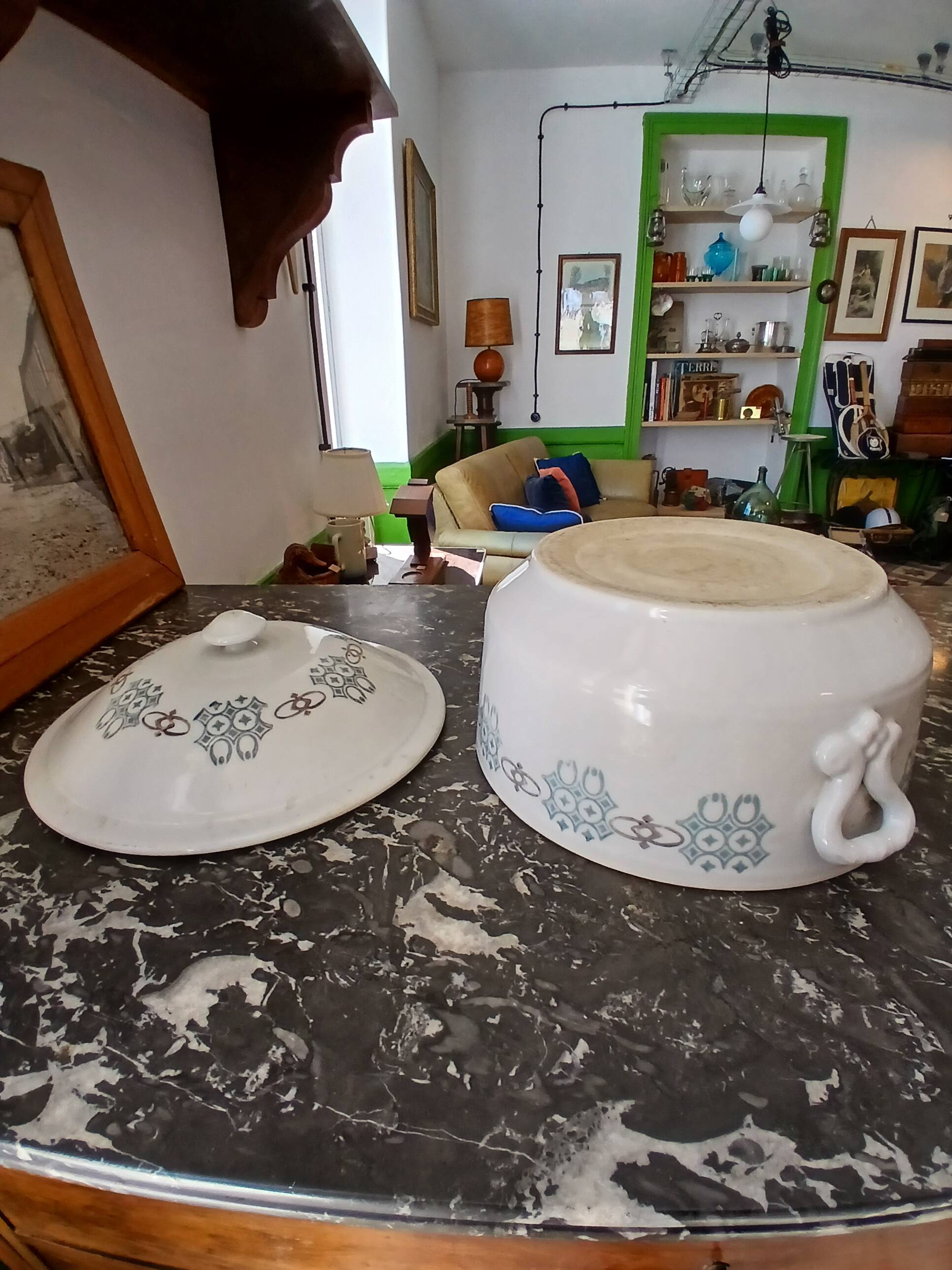 Soup tureen, vegetable dish