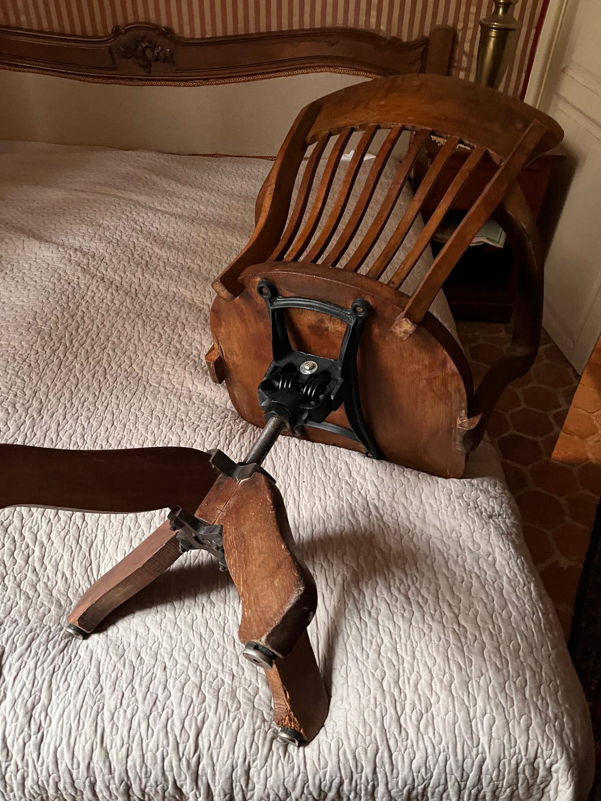 Classic vintage swivel office armchair (1950s–1970s)