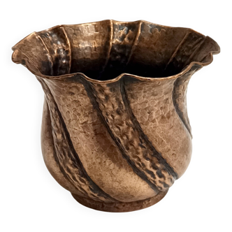 Cache-pot/vase rond en cuivre gaufré, attribué à Egidio Casagrande, Italie