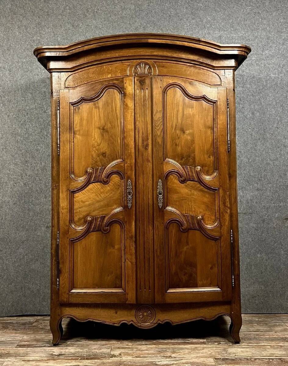 Armoire Louis XV Charolaise en noyer massif d'époque XVIII siècle