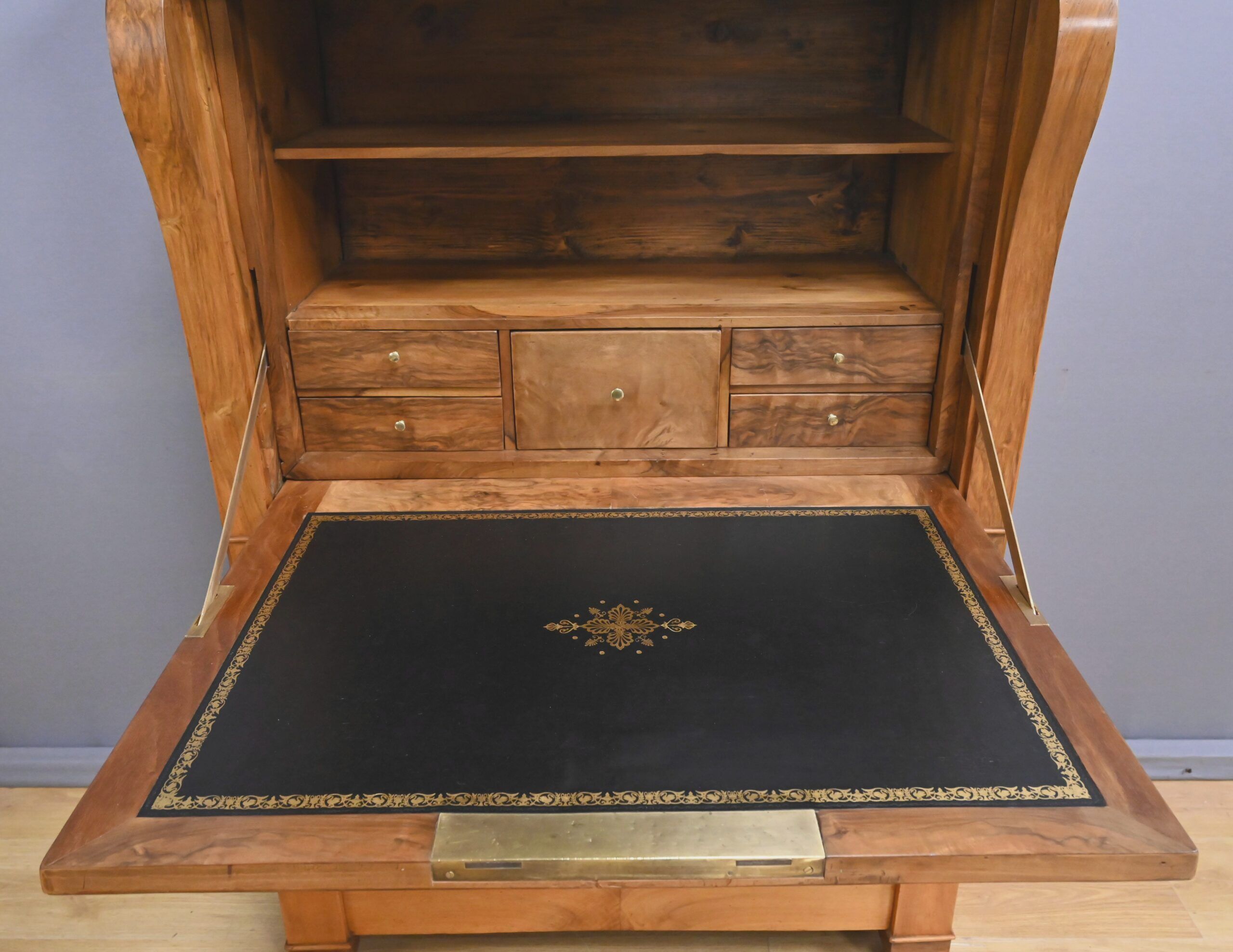 Secrétaire en noyer, style Restauration – Milieu XIXe