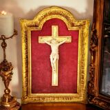 Wooden painting with representation of Christ on the cross in ivory