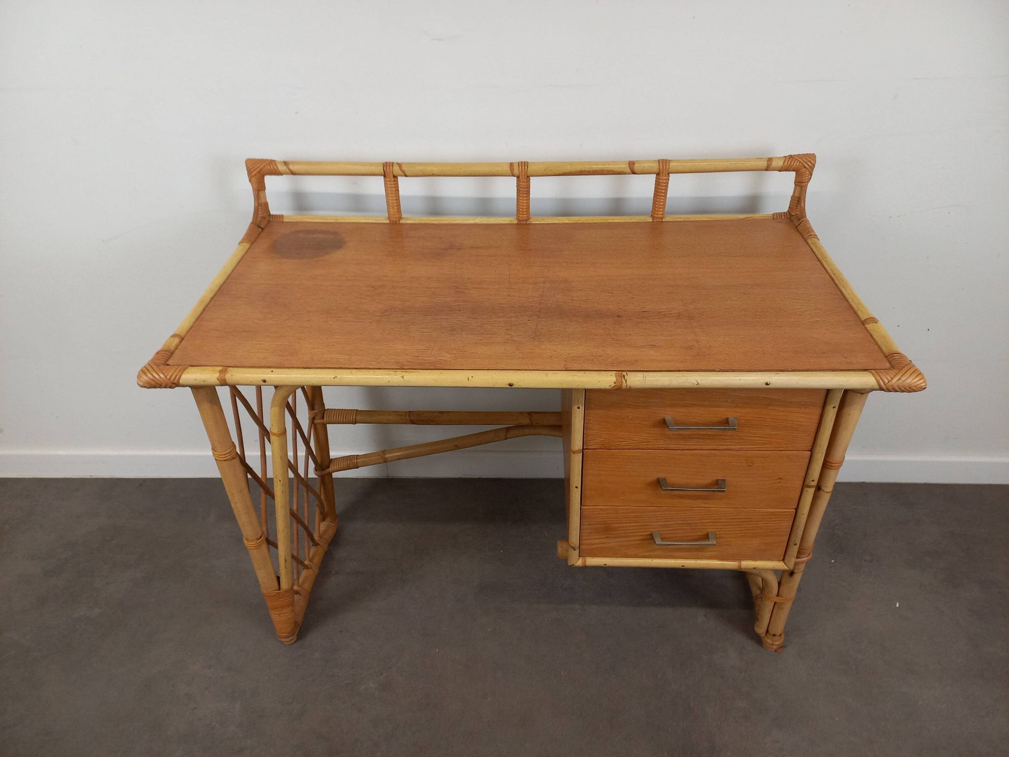 Bureau et sa chaise en rotin