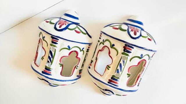 2 Vintage ceramic wall lights