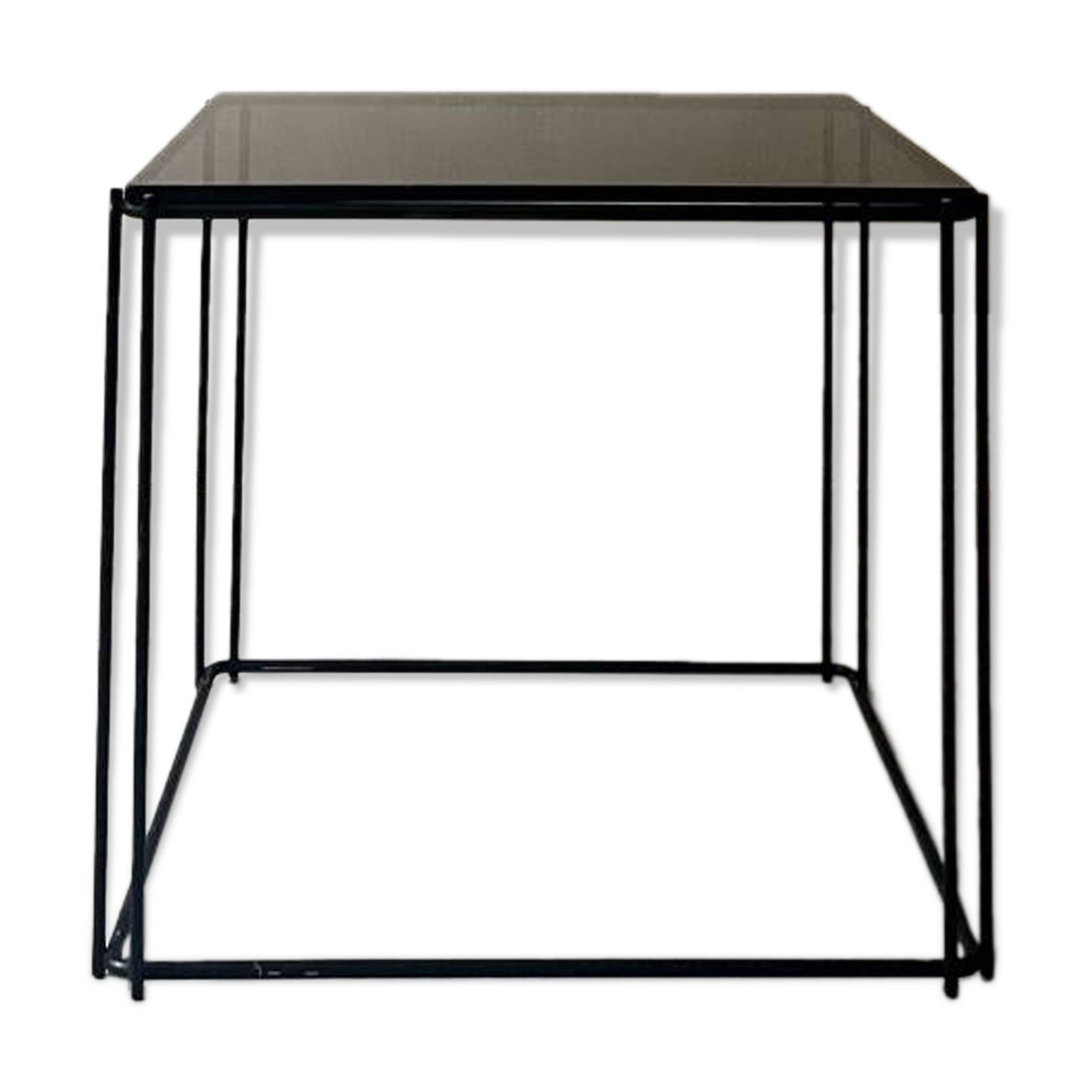 Table basse en métal filaire noir et verre fumé, design 1970