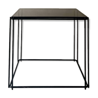Table basse en métal filaire noir et verre fumé, design 1970